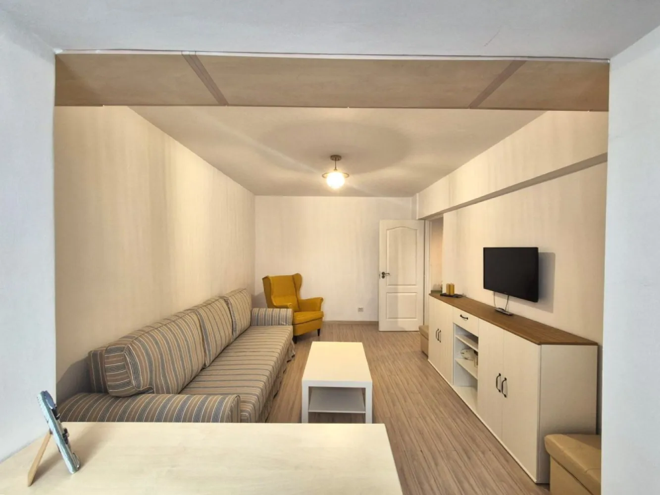 Zona Spitalul Judetean, apartament renovat complet - La 5 minute de Parcul Trandafirilor și Dealul Melcilor, vă propunem spre închiriere un apartament în suprafață de 54 mp, compus din 2 camere decomandate, loc de luat masa, spațiu de gătit , spații de depozitare, hol, baie cu cadă și aerisire naturală( geam).
Este situat la etajul 3, într-un bloc cu lift, casa scării curată, vecini civilizați, orientare sudică spre o stradă puțin circulată
Este mobilat si utilat complet conform pozelor, , într-o zonă liniștită, deține - 2 locuri de parcare 
Dotari:
Centrală termică proprie, mașină de spălat haine , frigider, cutor electric, plita inducție, cuptor cu microunde
și 3 televizoare
Toate lucrurile sunt într-o stare foarte bună, canapelele sunt extensibile și electrocasnicele noi.

Liber la închiriere, proprietar persoană fizică, se închiriază pe termen lung, nu se acceptă animale de companie. 
Garanția unei tranzacții sigure: 
În calitate de Reprezentant al acestui imobil, garantez că toate informațiile corespund realității, pozele sunt reale, situația juridică a imobilului a fost verificată, actele de proprietate sunt verificate
DETALIILE sunt stabilite în baza unui contract cu proprietarul și NU SUNT CU CARACTER INFORMATIV.

Proprietate complet pregătită pentru mutare!

Sună acum pentru detalii și vizionare!