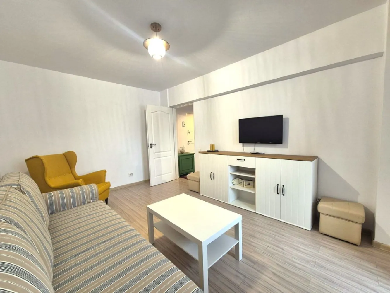 Zona Spitalul Judetean, apartament renovat complet - La 5 minute de Parcul Trandafirilor și Dealul Melcilor, vă propunem spre închiriere un apartament în suprafață de 54 mp, compus din 2 camere decomandate, loc de luat masa, spațiu de gătit , spații de depozitare, hol, baie cu cadă și aerisire naturală( geam).
Este situat la etajul 3, într-un bloc cu lift, casa scării curată, vecini civilizați, orientare sudică spre o stradă puțin circulată
Este mobilat si utilat complet conform pozelor, , într-o zonă liniștită, deține - 2 locuri de parcare 
Dotari:
Centrală termică proprie, mașină de spălat haine , frigider, cutor electric, plita inducție, cuptor cu microunde
și 3 televizoare
Toate lucrurile sunt într-o stare foarte bună, canapelele sunt extensibile și electrocasnicele noi.

Liber la închiriere, proprietar persoană fizică, se închiriază pe termen lung, nu se acceptă animale de companie. 
Garanția unei tranzacții sigure: 
În calitate de Reprezentant al acestui imobil, garantez că toate informațiile corespund realității, pozele sunt reale, situația juridică a imobilului a fost verificată, actele de proprietate sunt verificate
DETALIILE sunt stabilite în baza unui contract cu proprietarul și NU SUNT CU CARACTER INFORMATIV.

Proprietate complet pregătită pentru mutare!

Sună acum pentru detalii și vizionare!