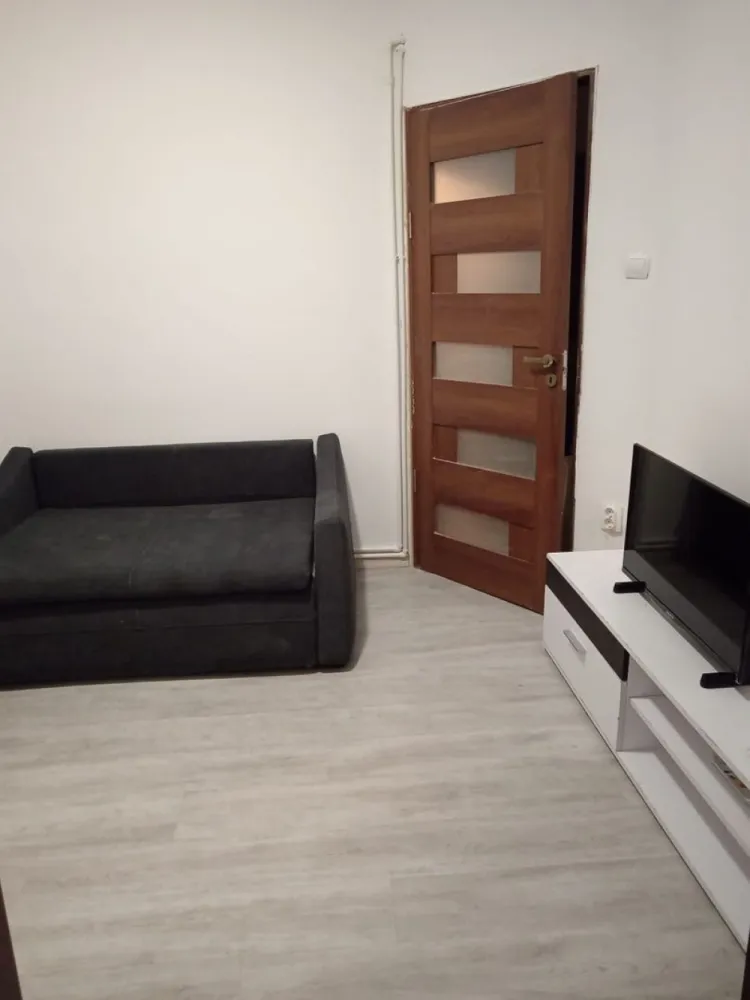 Apartament de închiriat - Apartament de închiriat , renovat recent , absolut toată mobila este noua , 2 camere , bucătărie , mașină de spălat , baie , utilat , internet , tv , TOT CE SE VEDE IN POZE ESTE ABSOLUT NOU . Facturile incluse în prețul de chirie 2500 lei . Apartamentul este situat la doar 2 minute de statia de metrou Basarab , autobuz , tramvai . Sunt scoli în apropiere, magazin non stop , Carrefour, Kaufland .