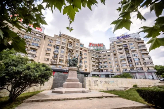 Închiriez apartament 5 camere, Piața Unirii-FÂNTÂNI