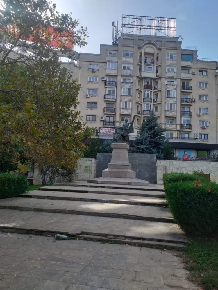 Închiriez apartament 5 camere, Piața Unirii-FÂNTÂNI - Închiriez apartament 5 camere, Piața Unirii, lângă Dealul Mitropoliei, Etaj 1

Descriere:
Apartament spațios cu 5 camere, situat la etajul 1 al unui bloc civilizat, cu portar, într-o zonă deosebită. Dispune de două grupuri sanitare și uscătorie.

Se poate închiria pentru muncitori (maxim 12 persoane), cu camere dotate astfel: 5, 3, 2, 2 paturi. Prețul include toate utilitățile și începe de la 800 lei/lună sau 50 lei/zi, în funcție de cameră și perioada de închiriere.

Disponibil și pentru diverse activități: salon de înfrumusețare, birouri, notariat, executor judecătoresc etc.

Parcare auto cu barieră pe Dealul Mitropoliei.

Pentru mai multe oferte accesați www.brasadas.com.