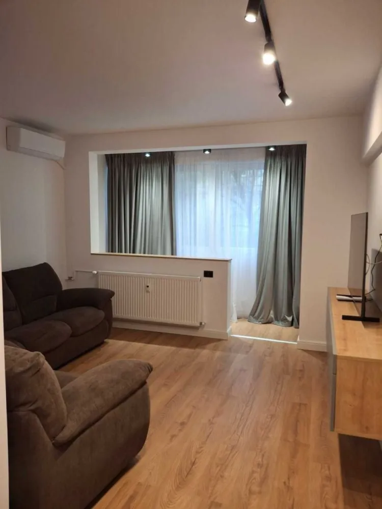 Apartament 2 camere lux zona Cismigiu / Sala Palatului - Apartament 2 camere renovat complet in luna aprilie 2025.
Mobilat si ultilat oferind un living luminos, dormitor cu dressing spatios,bucatarie complet echipata: plita, cuptor electric,frigider,micounde , masina de spalat rufe.
Dispune de 2 Tv , mobilier executat pe masura oferind un confort optim.
Ultracentral este ideal pentru o persoana activa. Nu acceptam animale de companie.
NU colaborez cu niciun agent imobiliar! Nu ne pierdem timpul discutand cu agentii!
Proprietar jurist, rog seriozitate si ofer seriozitate.