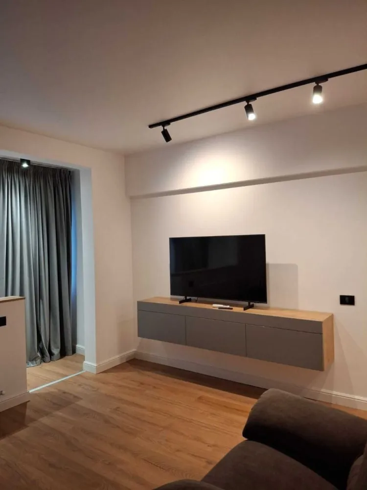 Apartament 2 camere lux zona Cismigiu / Sala Palatului - Apartament 2 camere renovat complet in luna aprilie 2025.
Mobilat si ultilat oferind un living luminos, dormitor cu dressing spatios,bucatarie complet echipata: plita, cuptor electric,frigider,micounde , masina de spalat rufe.
Dispune de 2 Tv , mobilier executat pe masura oferind un confort optim.
Ultracentral este ideal pentru o persoana activa. Nu acceptam animale de companie.
NU colaborez cu niciun agent imobiliar! Nu ne pierdem timpul discutand cu agentii!
Proprietar jurist, rog seriozitate si ofer seriozitate.