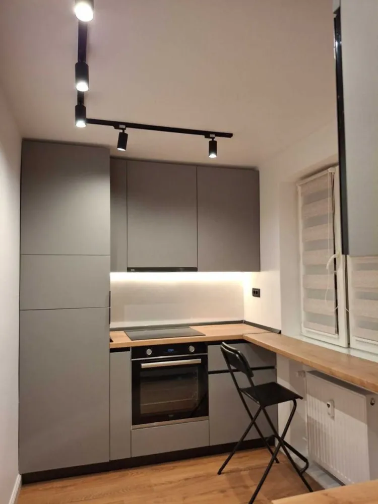 Apartament 2 camere lux zona Cismigiu / Sala Palatului - Apartament 2 camere renovat complet in luna aprilie 2025.
Mobilat si ultilat oferind un living luminos, dormitor cu dressing spatios,bucatarie complet echipata: plita, cuptor electric,frigider,micounde , masina de spalat rufe.
Dispune de 2 Tv , mobilier executat pe masura oferind un confort optim.
Ultracentral este ideal pentru o persoana activa. Nu acceptam animale de companie.
NU colaborez cu niciun agent imobiliar! Nu ne pierdem timpul discutand cu agentii!
Proprietar jurist, rog seriozitate si ofer seriozitate.