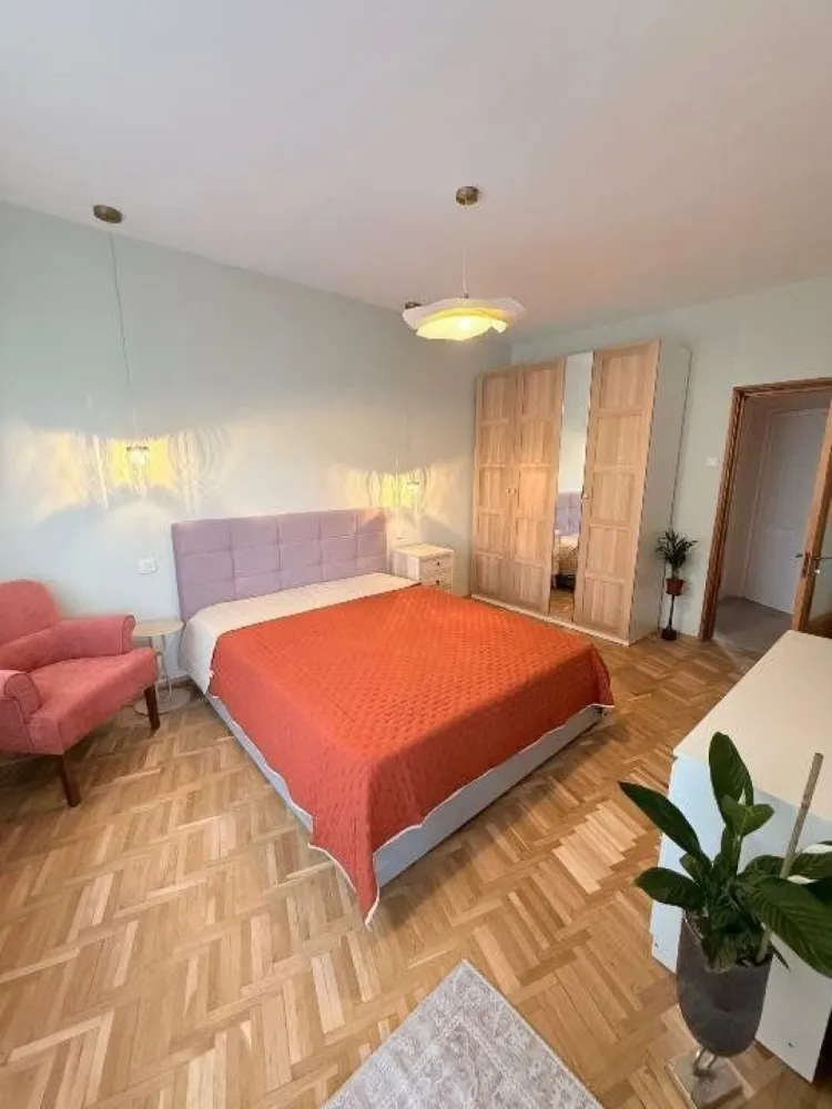 Cismigiu - parc Cazzavillan-2 camere-65 mp - Prima inchiriere, renovat 2025- totul nou
direct proprietar 
apartament zona Cismigiu, langa parcul Cazzavillan
2 camere- 60mp+5 mp balcon
etaj 2, bloc din 1973
750 â‚Ź- contract inregistrat 
dotari: masina de spalat rufe, masina spalat vase, AC