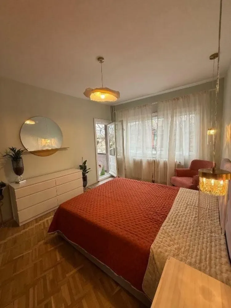 Cismigiu - parc Cazzavillan-2 camere-65 mp - Prima inchiriere, renovat 2025- totul nou
direct proprietar 
apartament zona Cismigiu, langa parcul Cazzavillan
2 camere- 60mp+5 mp balcon
etaj 2, bloc din 1973
750 â‚Ź- contract inregistrat 
dotari: masina de spalat rufe, masina spalat vase, AC