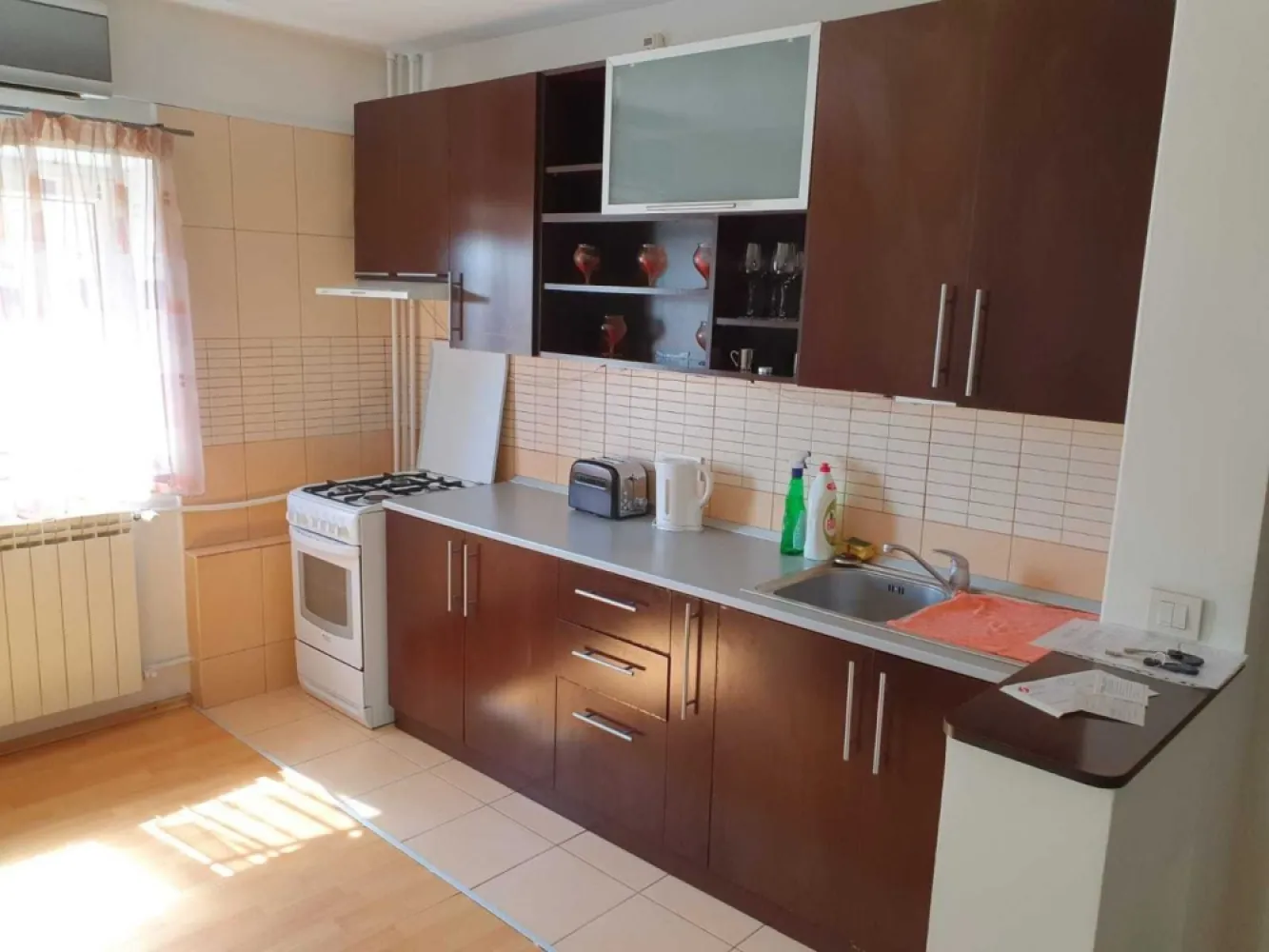 2 cam. Ultracentral 13 Septembire Prosper, complet mobilat și utilat - Propietar, ofer spre închiriere apartament de 2 camere, complet mobilat și utilat, situat în zona ultracentrală 13 Septembrie - Prosper!
• Decomandat și spațios, cu o suprafață generoasă de 58 mp - perfect pentru un cuplu sau o familie cu copii.
• Situat la etajul 5/8 al unui bloc modern din 1990, cu lift.
• Dotat cu aer condiționat, mașină de spălat rufe nouă, TV și spații de depozitare generoase.
• Boiler pentru apă caldă mereu disponibilă.
• La un pas de tot ce ai nevoie: Mega Image, Lidl, Kaufland, piață, farmacii, grădinițe, școli, benzinărie și multe altele se află în imediata apropiere.
• Acces facil către centrul orașului și toate mijloacele de transport public.
• Liber, cu disponibilitate imediata
• Chiria lunară este de 450 euro + 1 luna garantie

Cautăm chiriași serioși, pe termen lung.
Exclus agentii.