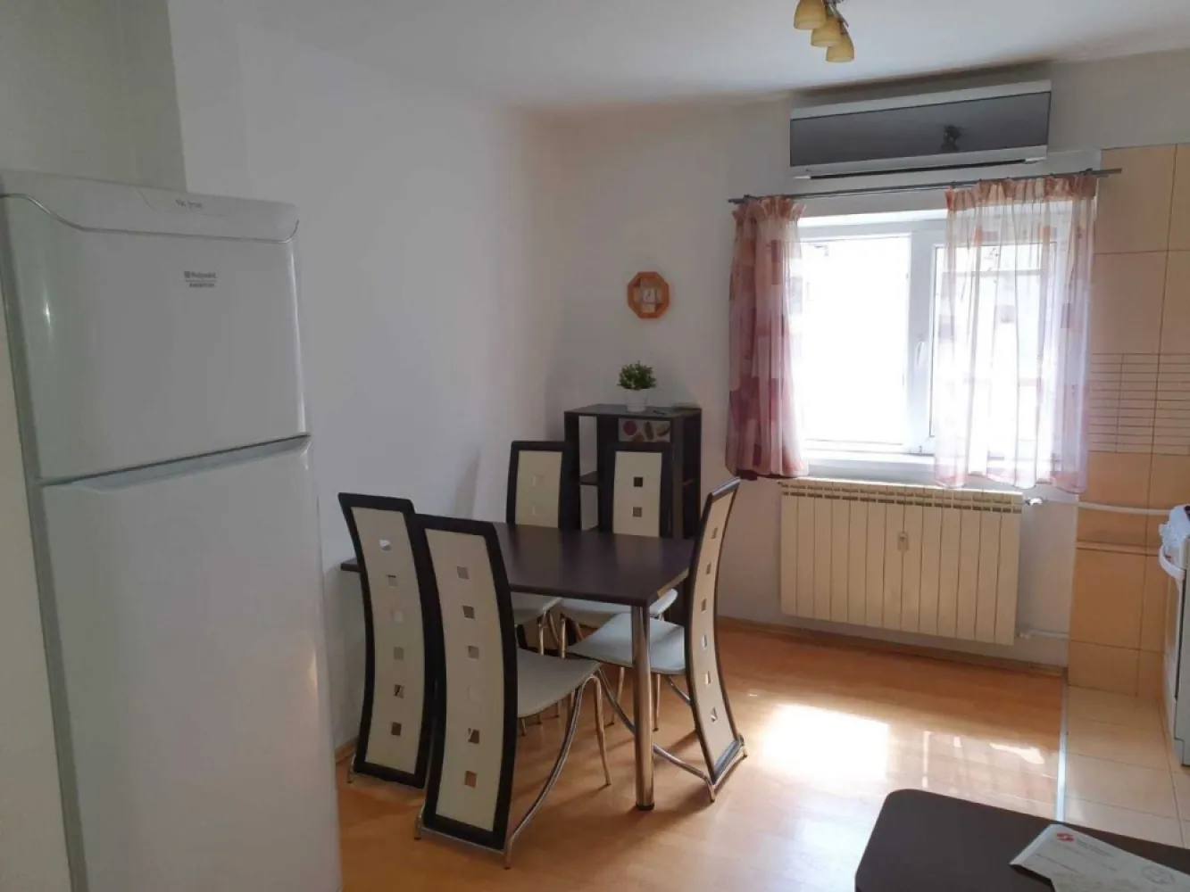 2 cam. Ultracentral 13 Septembire Prosper, complet mobilat și utilat - Propietar, ofer spre închiriere apartament de 2 camere, complet mobilat și utilat, situat în zona ultracentrală 13 Septembrie - Prosper!
• Decomandat și spațios, cu o suprafață generoasă de 58 mp - perfect pentru un cuplu sau o familie cu copii.
• Situat la etajul 5/8 al unui bloc modern din 1990, cu lift.
• Dotat cu aer condiționat, mașină de spălat rufe nouă, TV și spații de depozitare generoase.
• Boiler pentru apă caldă mereu disponibilă.
• La un pas de tot ce ai nevoie: Mega Image, Lidl, Kaufland, piață, farmacii, grădinițe, școli, benzinărie și multe altele se află în imediata apropiere.
• Acces facil către centrul orașului și toate mijloacele de transport public.
• Liber, cu disponibilitate imediata
• Chiria lunară este de 450 euro + 1 luna garantie

Cautăm chiriași serioși, pe termen lung.
Exclus agentii.