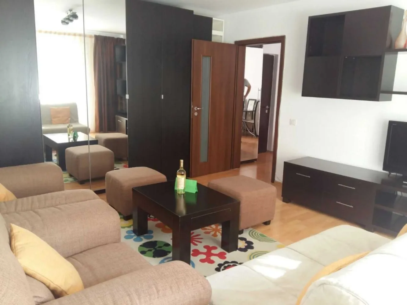 2 cam. Ultracentral 13 Septembire Prosper, complet mobilat și utilat - Propietar, ofer spre închiriere apartament de 2 camere, complet mobilat și utilat, situat în zona ultracentrală 13 Septembrie - Prosper!
• Decomandat și spațios, cu o suprafață generoasă de 58 mp - perfect pentru un cuplu sau o familie cu copii.
• Situat la etajul 5/8 al unui bloc modern din 1990, cu lift.
• Dotat cu aer condiționat, mașină de spălat rufe nouă, TV și spații de depozitare generoase.
• Boiler pentru apă caldă mereu disponibilă.
• La un pas de tot ce ai nevoie: Mega Image, Lidl, Kaufland, piață, farmacii, grădinițe, școli, benzinărie și multe altele se află în imediata apropiere.
• Acces facil către centrul orașului și toate mijloacele de transport public.
• Liber, cu disponibilitate imediata
• Chiria lunară este de 450 euro + 1 luna garantie

Cautăm chiriași serioși, pe termen lung.
Exclus agentii.