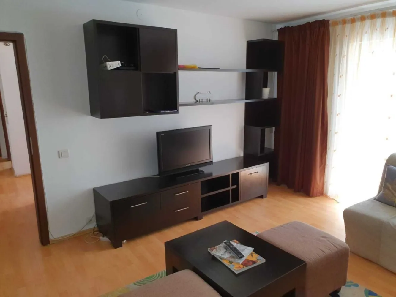 2 cam. Ultracentral 13 Septembire Prosper, complet mobilat și utilat - Propietar, ofer spre închiriere apartament de 2 camere, complet mobilat și utilat, situat în zona ultracentrală 13 Septembrie - Prosper!
• Decomandat și spațios, cu o suprafață generoasă de 58 mp - perfect pentru un cuplu sau o familie cu copii.
• Situat la etajul 5/8 al unui bloc modern din 1990, cu lift.
• Dotat cu aer condiționat, mașină de spălat rufe nouă, TV și spații de depozitare generoase.
• Boiler pentru apă caldă mereu disponibilă.
• La un pas de tot ce ai nevoie: Mega Image, Lidl, Kaufland, piață, farmacii, grădinițe, școli, benzinărie și multe altele se află în imediata apropiere.
• Acces facil către centrul orașului și toate mijloacele de transport public.
• Liber, cu disponibilitate imediata
• Chiria lunară este de 450 euro + 1 luna garantie

Cautăm chiriași serioși, pe termen lung.
Exclus agentii.