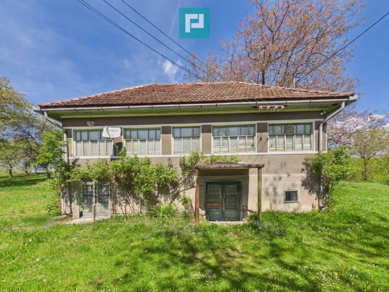 Proprietate rară cu 24.270 mp, în Măgulicea, Arad! - PROPERTY LAB vă prezintă spre vânzare: 
Proprietate deosebită cu teren generos, situată la poalele Munților Apuseni – Măgulicea, comuna Vârfurile, județul Arad
Vă propun spre vânzare o proprietate autentică, cu un potențial remarcabil, amplasată într-un cadru natural deosebit, în localitatea Măgulicea, comuna Vârfurile, județul Arad. Proprietatea se remarcă prin suprafața generoasă de teren, construcțiile solide și poziționarea într-o zonă liniștită, cu aer curat și peisaje de munte.
Suprafață teren:
Teren intravilan: 5.108 mp
Teren extravilan: 19.162 mp
Casa principală: 
Construcție solidă din cărămidă, cu fundație din piatră de codru, compusă din: 1 hol generos, 2 camere spațioase, 1 șpais mare
pivniță la demisol, uscată, mare și betonată
Acoperișul este în stare bună, realizat din structură de lemn și învelitoare din țiglă. Podeaua este construită pe grinzi de lemn, acoperite cu scândură.
Anexă locuibilă: 1 bucătărie,1șpais baie cu geam,atelier de tâmplărie
Construcția este realizată din cărămidă, cu fundație din piatră de codru și acoperiș din lemn cu țiglă, aflat în stare bună.
Anexe gospodărești:
grajd din cărămidă, cu podea betonată și placă de beton în structura acoperișului
colnă mare pentru depozitarea fânului,grajd din lemn pentru animale
Proprietatea beneficiază de teren fertil, ideal pentru agricultură și creșterea animalelor, incluzând:
livadă cu pomi fructiferi maturi pe rod (meri, peri, nuci, cireși), cultivați natural,pășune,zonă împădurită
Utilități:
energie electrică trifazată și monofazată
fântână pietruită, cu izvor la 18 metri adâncime
posibilitate de racordare la rețeaua de apă a localității (la aproximativ 100 m)
posibilitate de racordare la internet
Încălzirea se realizează pe lemne.
Oportunități de investiție și afaceri: Datorită poziționării la poalele Munților Apuseni și a suprafeței generoase de teren, proprietatea oferă multiple posibilități de dezvoltare:
agroturism sau pensiune rurală, într-o zonă tot mai căutată pentru liniște și natură
fermă mixtă 
livadă ecologică și producție de fructe bio sau produse derivate (sucuri naturale, gemuri, dulcețuri)
apicultură, datorită florei bogate și nepoluate
exploatare lemn sau activități conexe (atelier de tâmplărie deja existent)
casă de vacanță sau retreat pentru relaxare, drumeții și turism montan
tabere tematice sau experiențe rurale pentru turiști
Zona este recunoscută pentru aerul curat, resursele naturale și produsele alimentare de calitate superioară.
Acces: Accesul se face din DN 76 (parte din drumul european E79), continuând aproximativ 2 km pe drum județean și 800 m pe drum comunal pietruit.
Localizare: Situată într-o zonă montană liniștită, proprietatea oferă un echilibru ideal între intimitate și accesibilitate.
Distanțe aproximative:
Oradea – 80 km
Stațiunea Arieșeni – acces facil
Brad – 60 km
Deva – 90 km
Arad – 150 km

Claudiu Coșeri - Consultant Imobiliar Propertylab
Telefon: 0741 406 291

CP3035836