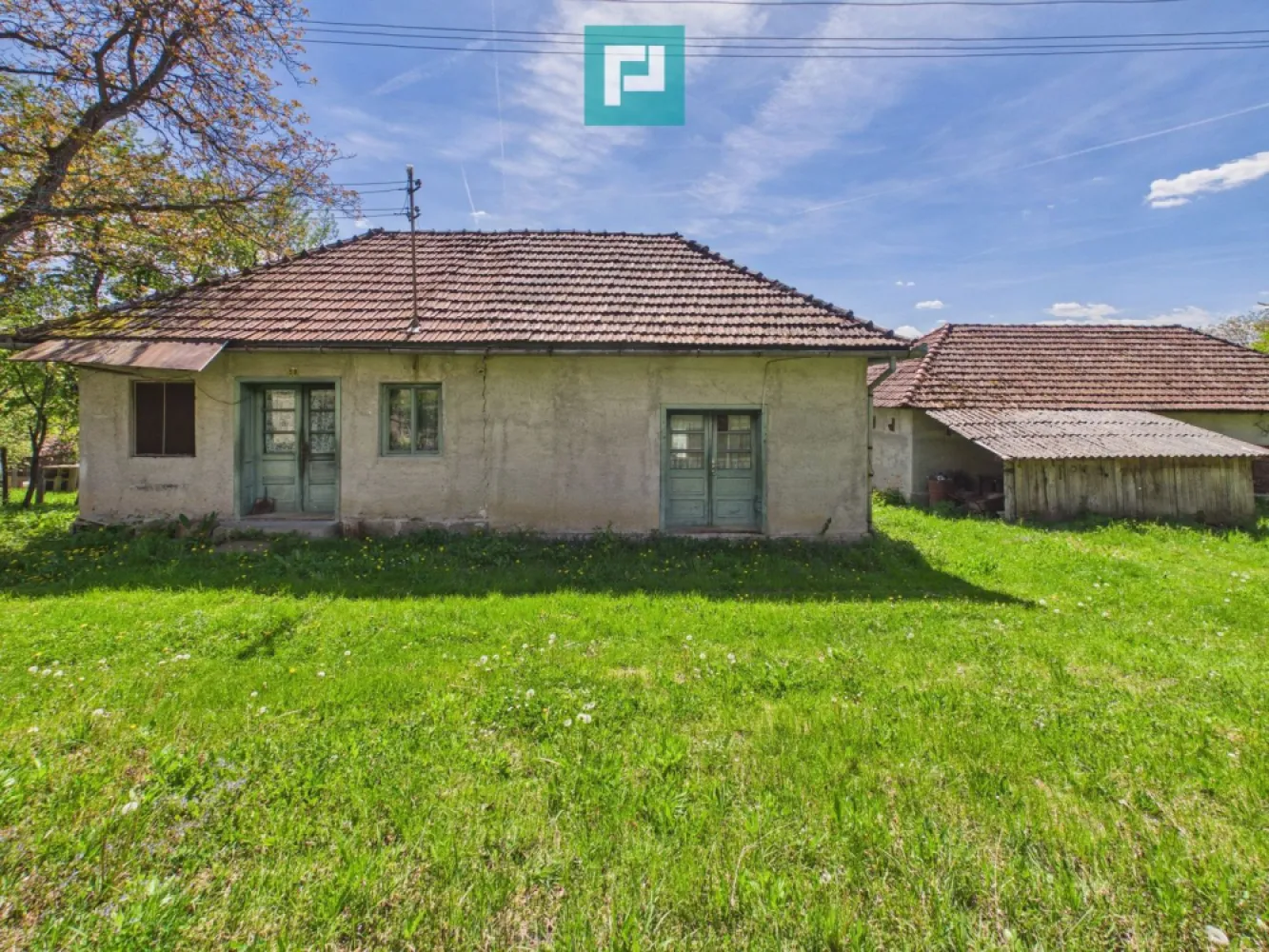 Proprietate rară cu 24.270 mp, în Măgulicea, Arad! - PROPERTY LAB vă prezintă spre vânzare: 
Proprietate deosebită cu teren generos, situată la poalele Munților Apuseni – Măgulicea, comuna Vârfurile, județul Arad
Vă propun spre vânzare o proprietate autentică, cu un potențial remarcabil, amplasată într-un cadru natural deosebit, în localitatea Măgulicea, comuna Vârfurile, județul Arad. Proprietatea se remarcă prin suprafața generoasă de teren, construcțiile solide și poziționarea într-o zonă liniștită, cu aer curat și peisaje de munte.
Suprafață teren:
Teren intravilan: 5.108 mp
Teren extravilan: 19.162 mp
Casa principală: 
Construcție solidă din cărămidă, cu fundație din piatră de codru, compusă din: 1 hol generos, 2 camere spațioase, 1 șpais mare
pivniță la demisol, uscată, mare și betonată
Acoperișul este în stare bună, realizat din structură de lemn și învelitoare din țiglă. Podeaua este construită pe grinzi de lemn, acoperite cu scândură.
Anexă locuibilă: 1 bucătărie,1șpais baie cu geam,atelier de tâmplărie
Construcția este realizată din cărămidă, cu fundație din piatră de codru și acoperiș din lemn cu țiglă, aflat în stare bună.
Anexe gospodărești:
grajd din cărămidă, cu podea betonată și placă de beton în structura acoperișului
colnă mare pentru depozitarea fânului,grajd din lemn pentru animale
Proprietatea beneficiază de teren fertil, ideal pentru agricultură și creșterea animalelor, incluzând:
livadă cu pomi fructiferi maturi pe rod (meri, peri, nuci, cireși), cultivați natural,pășune,zonă împădurită
Utilități:
energie electrică trifazată și monofazată
fântână pietruită, cu izvor la 18 metri adâncime
posibilitate de racordare la rețeaua de apă a localității (la aproximativ 100 m)
posibilitate de racordare la internet
Încălzirea se realizează pe lemne.
Oportunități de investiție și afaceri: Datorită poziționării la poalele Munților Apuseni și a suprafeței generoase de teren, proprietatea oferă multiple posibilități de dezvoltare:
agroturism sau pensiune rurală, într-o zonă tot mai căutată pentru liniște și natură
fermă mixtă 
livadă ecologică și producție de fructe bio sau produse derivate (sucuri naturale, gemuri, dulcețuri)
apicultură, datorită florei bogate și nepoluate
exploatare lemn sau activități conexe (atelier de tâmplărie deja existent)
casă de vacanță sau retreat pentru relaxare, drumeții și turism montan
tabere tematice sau experiențe rurale pentru turiști
Zona este recunoscută pentru aerul curat, resursele naturale și produsele alimentare de calitate superioară.
Acces: Accesul se face din DN 76 (parte din drumul european E79), continuând aproximativ 2 km pe drum județean și 800 m pe drum comunal pietruit.
Localizare: Situată într-o zonă montană liniștită, proprietatea oferă un echilibru ideal între intimitate și accesibilitate.
Distanțe aproximative:
Oradea – 80 km
Stațiunea Arieșeni – acces facil
Brad – 60 km
Deva – 90 km
Arad – 150 km

Claudiu Coșeri - Consultant Imobiliar Propertylab
Telefon: 0741 406 291

CP3035836