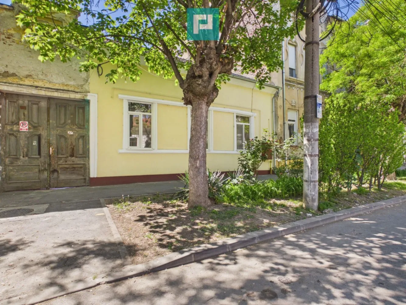 Apartament spatiu str Marasesti - Oferim spre închiriere apartament cu 3 camere, situat pe strada Mărășești, într-o zonă accesibilă și bine conectată la principalele puncte de interes ale orașului.

Imobilul are o suprafață utilă de 48 mp și este amplasat într-o curte comună, oferind un plus de liniște și intimitate față de agitația urbană.

Apartamentul este potrivit atât pentru locuință, cât și pentru desfășurarea unei activități de birou, datorită compartimentării eficiente și poziționării avantajoase.

Proprietatea beneficiază de acces facil către mijloace de transport, magazine, instituții și alte facilități urbane.
 Preț: 400 euro/lună

Pentru mai multe detalii sau pentru programarea unei vizionări, nu ezitați să ne contactați.

Dumitrita Jacot - Consultant imobiliar PropertyLAB
Telefon: 0790 474 979
E-mail: Dumitrita.jacot@propertylab.ro

Cod Proprietate 3035245