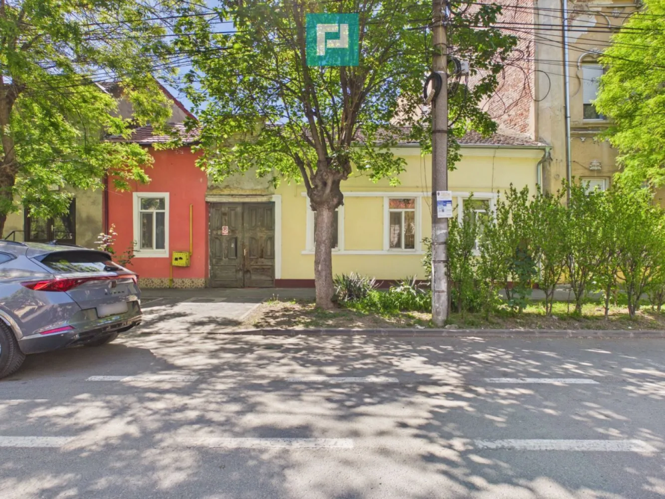 Apartament spatiu str Marasesti - Oferim spre închiriere apartament cu 3 camere, situat pe strada Mărășești, într-o zonă accesibilă și bine conectată la principalele puncte de interes ale orașului.

Imobilul are o suprafață utilă de 48 mp și este amplasat într-o curte comună, oferind un plus de liniște și intimitate față de agitația urbană.

Apartamentul este potrivit atât pentru locuință, cât și pentru desfășurarea unei activități de birou, datorită compartimentării eficiente și poziționării avantajoase.

Proprietatea beneficiază de acces facil către mijloace de transport, magazine, instituții și alte facilități urbane.
 Preț: 400 euro/lună

Pentru mai multe detalii sau pentru programarea unei vizionări, nu ezitați să ne contactați.

Dumitrita Jacot - Consultant imobiliar PropertyLAB
Telefon: 0790 474 979
E-mail: Dumitrita.jacot@propertylab.ro

Cod Proprietate 3035245