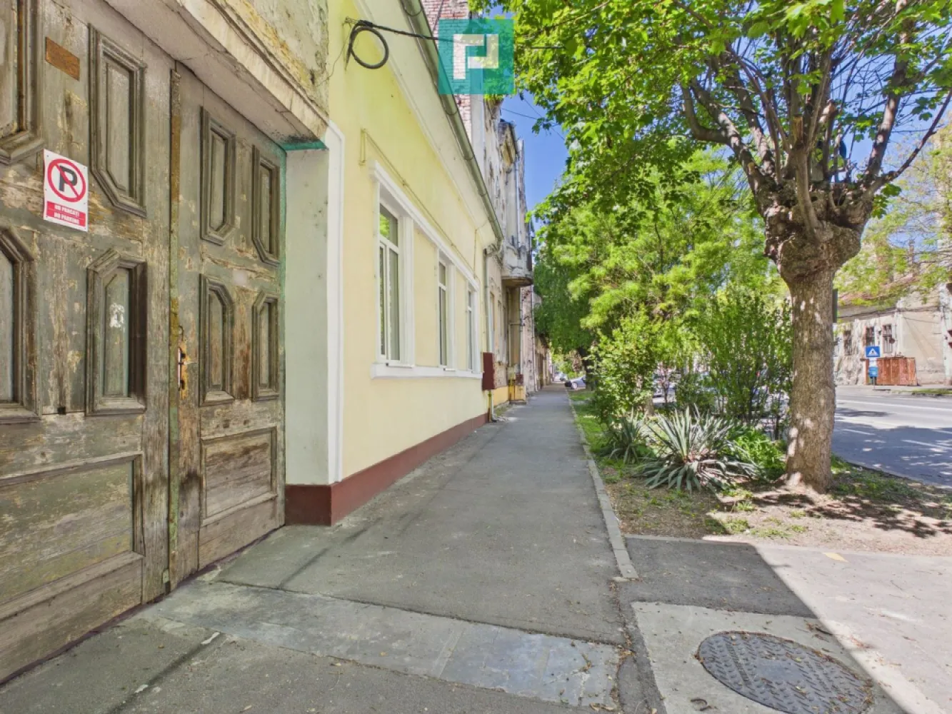 Apartament spatiu str Marasesti - Oferim spre închiriere apartament cu 3 camere, situat pe strada Mărășești, într-o zonă accesibilă și bine conectată la principalele puncte de interes ale orașului.

Imobilul are o suprafață utilă de 48 mp și este amplasat într-o curte comună, oferind un plus de liniște și intimitate față de agitația urbană.

Apartamentul este potrivit atât pentru locuință, cât și pentru desfășurarea unei activități de birou, datorită compartimentării eficiente și poziționării avantajoase.

Proprietatea beneficiază de acces facil către mijloace de transport, magazine, instituții și alte facilități urbane.
 Preț: 400 euro/lună

Pentru mai multe detalii sau pentru programarea unei vizionări, nu ezitați să ne contactați.

Dumitrita Jacot - Consultant imobiliar PropertyLAB
Telefon: 0790 474 979
E-mail: Dumitrita.jacot@propertylab.ro

Cod Proprietate 3035245