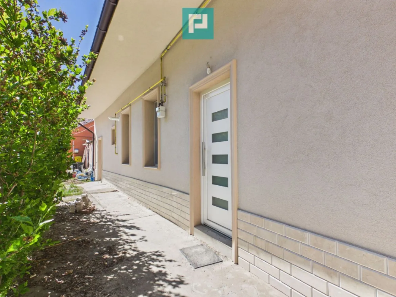 Apartament spatiu str Marasesti - Oferim spre închiriere apartament cu 3 camere, situat pe strada Mărășești, într-o zonă accesibilă și bine conectată la principalele puncte de interes ale orașului.

Imobilul are o suprafață utilă de 48 mp și este amplasat într-o curte comună, oferind un plus de liniște și intimitate față de agitația urbană.

Apartamentul este potrivit atât pentru locuință, cât și pentru desfășurarea unei activități de birou, datorită compartimentării eficiente și poziționării avantajoase.

Proprietatea beneficiază de acces facil către mijloace de transport, magazine, instituții și alte facilități urbane.
 Preț: 400 euro/lună

Pentru mai multe detalii sau pentru programarea unei vizionări, nu ezitați să ne contactați.

Dumitrita Jacot - Consultant imobiliar PropertyLAB
Telefon: 0790 474 979
E-mail: Dumitrita.jacot@propertylab.ro

Cod Proprietate 3035245