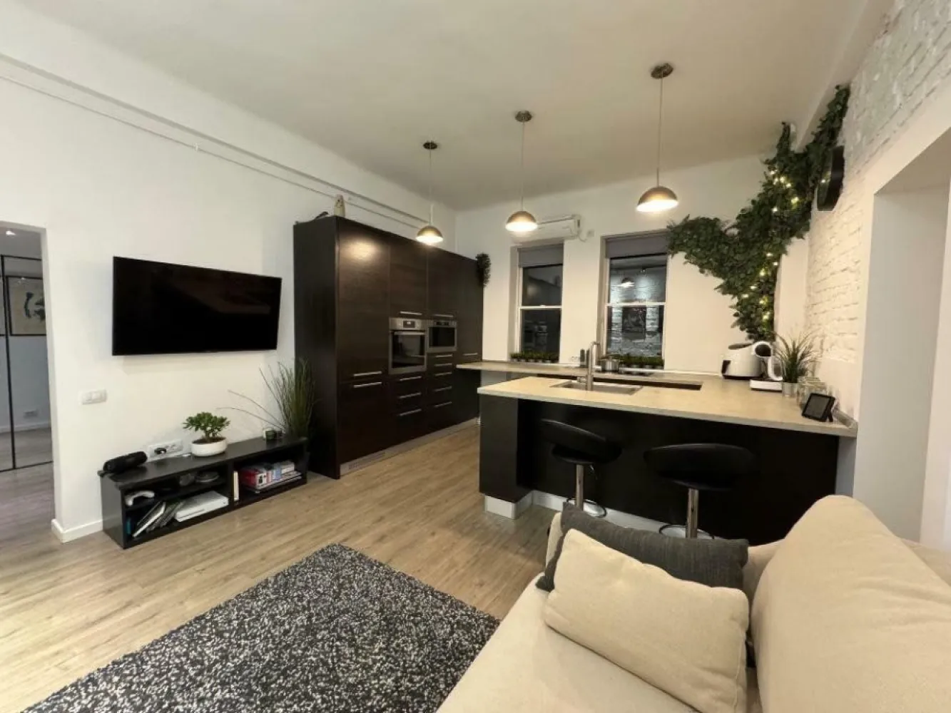 Apatament 2 camere - Piaţa Alexandru Lahovari - proprietar - Apartament de 2 camere, cu o suprafaţă de 42mp, situat într-una din cele mai frumoase şi emblematice clădiri din Bucureşti, în Piaţa Alexandru Lahovari 1a ce a fost complet renovat (şapă nouă cu izolaţie termică, electrică nouă, ţevile pentru sanitare şi căldură de asemenea schimbate, dotat cu aer condiţionat Samsung în fiecare cameră, maşina de spălat cu uscător, maşina de spălat vase şi toate electrocasnicele A+, iluminat smart), filtru de apă cu purificator şi osmoză, mobilier Ikea. 

Rog să sunaţi doar în intervalul 12:00-16:00. 

Mulţumesc