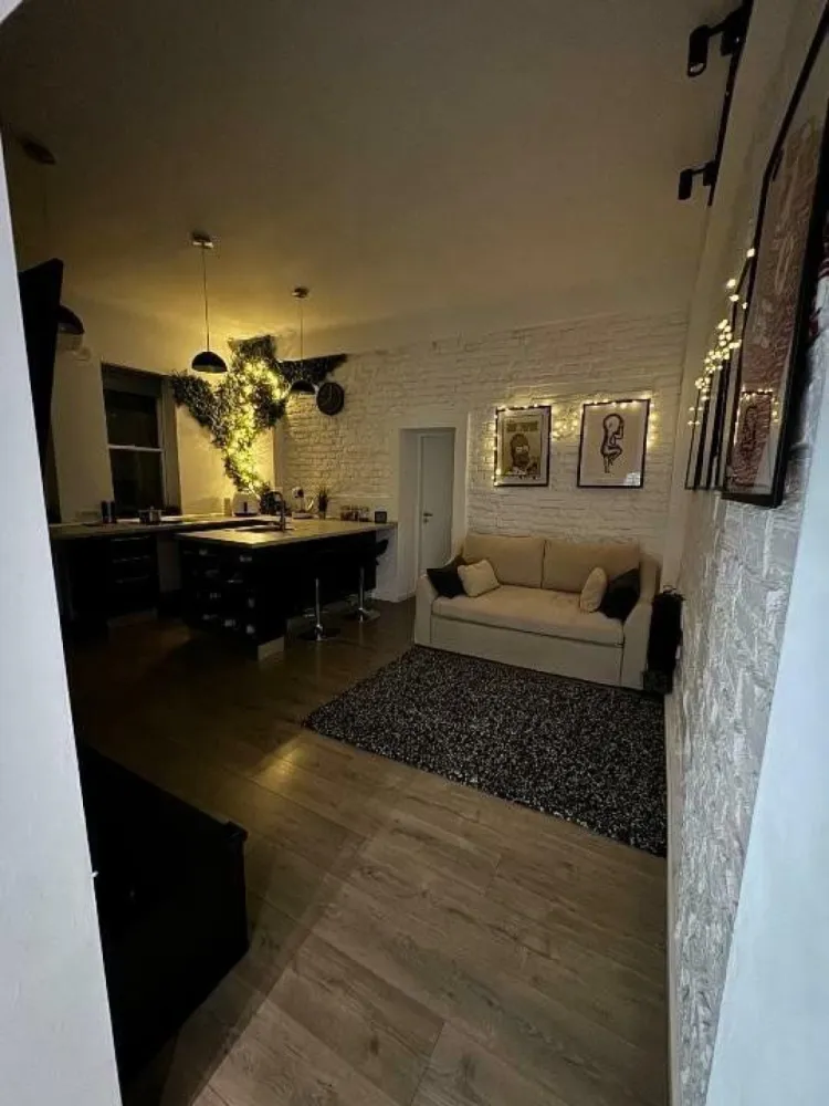 Apatament 2 camere - Piaţa Alexandru Lahovari - proprietar - Apartament de 2 camere, cu o suprafaţă de 42mp, situat într-una din cele mai frumoase şi emblematice clădiri din Bucureşti, în Piaţa Alexandru Lahovari 1a ce a fost complet renovat (şapă nouă cu izolaţie termică, electrică nouă, ţevile pentru sanitare şi căldură de asemenea schimbate, dotat cu aer condiţionat Samsung în fiecare cameră, maşina de spălat cu uscător, maşina de spălat vase şi toate electrocasnicele A+, iluminat smart), filtru de apă cu purificator şi osmoză, mobilier Ikea. 

Rog să sunaţi doar în intervalul 12:00-16:00. 

Mulţumesc