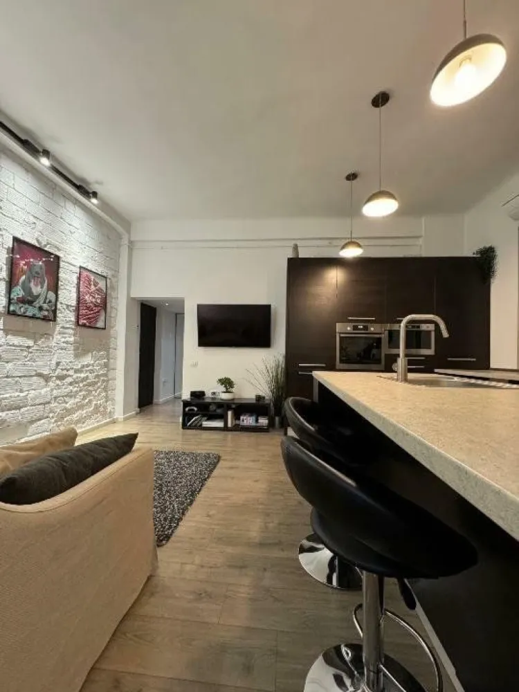 Apatament 2 camere - Piaţa Alexandru Lahovari - proprietar - Apartament de 2 camere, cu o suprafaţă de 42mp, situat într-una din cele mai frumoase şi emblematice clădiri din Bucureşti, în Piaţa Alexandru Lahovari 1a ce a fost complet renovat (şapă nouă cu izolaţie termică, electrică nouă, ţevile pentru sanitare şi căldură de asemenea schimbate, dotat cu aer condiţionat Samsung în fiecare cameră, maşina de spălat cu uscător, maşina de spălat vase şi toate electrocasnicele A+, iluminat smart), filtru de apă cu purificator şi osmoză, mobilier Ikea. 

Rog să sunaţi doar în intervalul 12:00-16:00. 

Mulţumesc