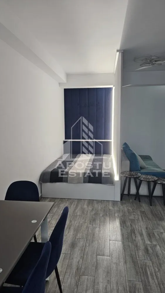 Apartament cu 2 camere , de inchiriat,Bloc nou,Iosefin,Timisoara - Agentia imobiliara APOSTU ESTATE va propune spre inchiriere un apartament cu 2 camere, spatios si luminos, situat in zona Iosefin o zona linistita si bine pozitionata din Timisoara, potrivit pentru cupluri,familii, sau studenti care isi doresc o locuinta unde sa se simta confortabil si cu acces facil catre scoli, statii de autobuz, supermarketuri , magazine de zona, parcuri.

Suprafata utila: 50mp
Compartimentare eficienta:
-Hol de acces generos
-Bucatarie complet mobilata si utilata, cu loc de luat masa
-Living luminos si spatios
-Dormitor mobilat si utilat
-Baie prevazuta cu cada

Confort si facilitati:
-Incalzirea apartamentului: centrala proprie cu încălzire in pardoseala 
-Apartamentul este complet mobilat si utilat
-Se accepta animale de companie de talie mica de catre proprietar
-Loc de parcare inclus in pret 

Localizare:
-Timis,Timisoara, zona Iosefin – acces facil spre magazine, supermarketul Lidl, scoli, parcuri si mijloace de transport in comun.
Ideal pentru:
-Familii
-Cupluri
-Studenti
Pret chirie lunara: 500
Programeaza o vizionare pentru a-ti putea imagina viitorul aici!
ID intern: CP3174173
