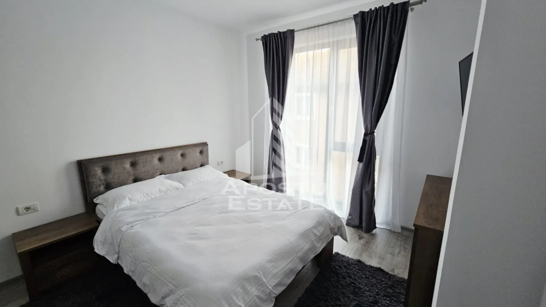 Apartament cu 2 camere , de inchiriat,Bloc nou,Iosefin,Timisoara - Agentia imobiliara APOSTU ESTATE va propune spre inchiriere un apartament cu 2 camere, spatios si luminos, situat in zona Iosefin o zona linistita si bine pozitionata din Timisoara, potrivit pentru cupluri,familii, sau studenti care isi doresc o locuinta unde sa se simta confortabil si cu acces facil catre scoli, statii de autobuz, supermarketuri , magazine de zona, parcuri.

Suprafata utila: 50mp
Compartimentare eficienta:
-Hol de acces generos
-Bucatarie complet mobilata si utilata, cu loc de luat masa
-Living luminos si spatios
-Dormitor mobilat si utilat
-Baie prevazuta cu cada

Confort si facilitati:
-Incalzirea apartamentului: centrala proprie cu încălzire in pardoseala 
-Apartamentul este complet mobilat si utilat
-Se accepta animale de companie de talie mica de catre proprietar
-Loc de parcare inclus in pret 

Localizare:
-Timis,Timisoara, zona Iosefin – acces facil spre magazine, supermarketul Lidl, scoli, parcuri si mijloace de transport in comun.
Ideal pentru:
-Familii
-Cupluri
-Studenti
Pret chirie lunara: 500
Programeaza o vizionare pentru a-ti putea imagina viitorul aici!
ID intern: CP3174173