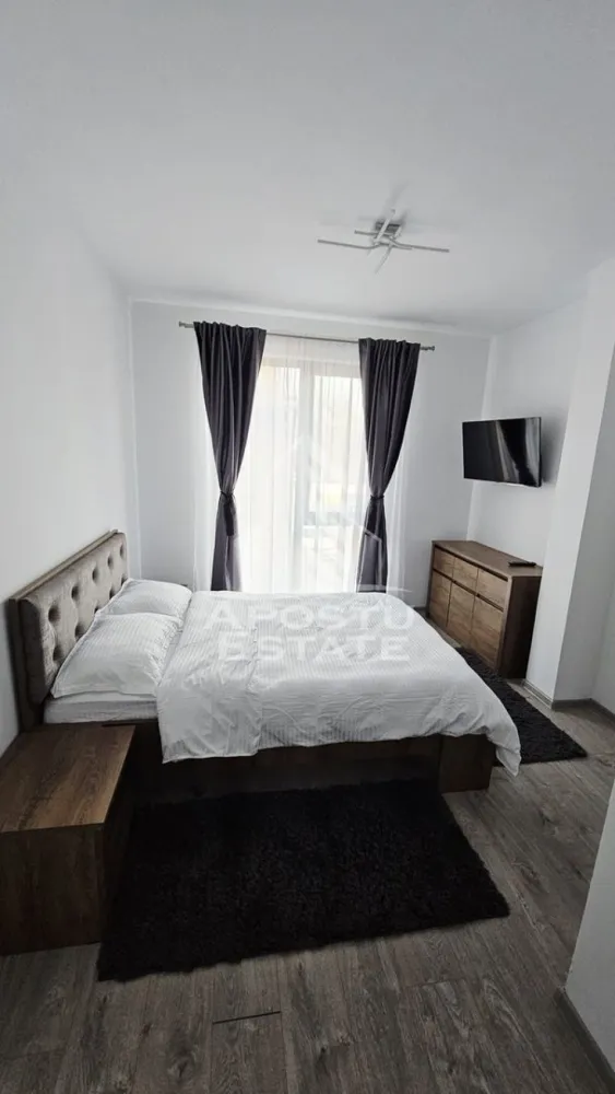 Apartament cu 2 camere , de inchiriat,Bloc nou,Iosefin,Timisoara - Agentia imobiliara APOSTU ESTATE va propune spre inchiriere un apartament cu 2 camere, spatios si luminos, situat in zona Iosefin o zona linistita si bine pozitionata din Timisoara, potrivit pentru cupluri,familii, sau studenti care isi doresc o locuinta unde sa se simta confortabil si cu acces facil catre scoli, statii de autobuz, supermarketuri , magazine de zona, parcuri.

Suprafata utila: 50mp
Compartimentare eficienta:
-Hol de acces generos
-Bucatarie complet mobilata si utilata, cu loc de luat masa
-Living luminos si spatios
-Dormitor mobilat si utilat
-Baie prevazuta cu cada

Confort si facilitati:
-Incalzirea apartamentului: centrala proprie cu încălzire in pardoseala 
-Apartamentul este complet mobilat si utilat
-Se accepta animale de companie de talie mica de catre proprietar
-Loc de parcare inclus in pret 

Localizare:
-Timis,Timisoara, zona Iosefin – acces facil spre magazine, supermarketul Lidl, scoli, parcuri si mijloace de transport in comun.
Ideal pentru:
-Familii
-Cupluri
-Studenti
Pret chirie lunara: 500
Programeaza o vizionare pentru a-ti putea imagina viitorul aici!
ID intern: CP3174173