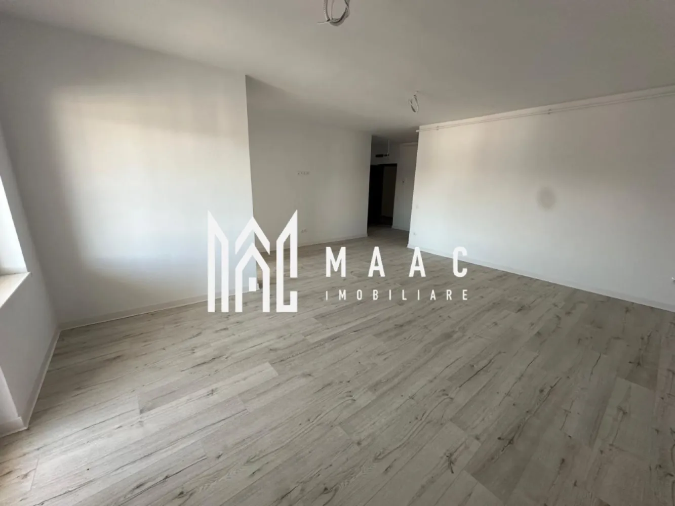 Apartament 2 camere | Doamna Stanca, Selimbar | etaj 1, balcon, parcare - Apartament cu 2 camere de vânzare în zona Doamna Stanca din Șelimbăr, amplasat la etajul 1 într-un bloc nou finalizat în 2025. Locuința are 53,65 mp utili, balcon și loc de parcare inclus, fiind o opțiune practică pentru mutare într-un ansamblu rezidențial nou.

Detalii proprietate:
• Suprafață utilă: 53,65 mp
• Compartimentare: living cu bucătărie open space, dormitor, baie și balcon
• Etaj 1
• An construcție: 2025
• Apartament cu 2 camere și 1 dormitor
• 1 baie și 1 bucătărie
• Loc de parcare inclus
• Acces în parcare cu barieră
• Bloc nou

Zonă și acces:
Proprietatea este situată în zona Doamna Stanca, cu acces facil către centre comerciale, magazine și puncte de interes. Amplasarea oferă conexiune rapidă către zonele de interes din Șelimbăr și Sibiu.

Pentru detalii suplimentare sau pentru stabilirea unei vizionări, contactați echipa MAAC Imobiliare și menționați Cod anunț CP3174053.
