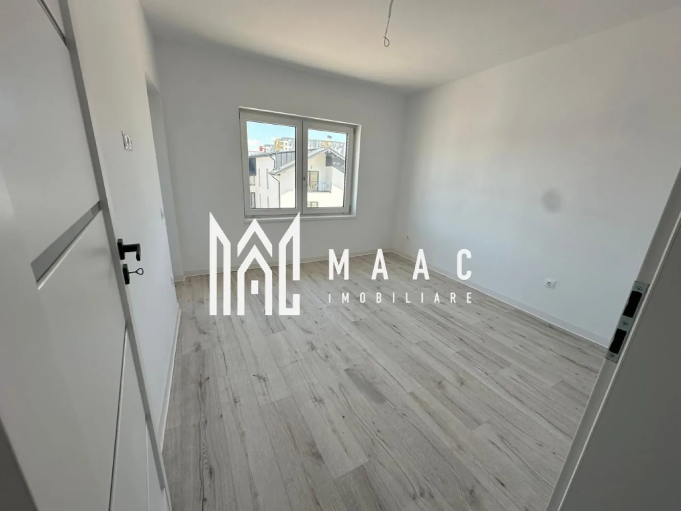 Apartament 2 camere | Doamna Stanca, Selimbar | etaj 1, balcon, parcare - Apartament cu 2 camere de vânzare în zona Doamna Stanca din Șelimbăr, amplasat la etajul 1 într-un bloc nou finalizat în 2025. Locuința are 53,65 mp utili, balcon și loc de parcare inclus, fiind o opțiune practică pentru mutare într-un ansamblu rezidențial nou.

Detalii proprietate:
• Suprafață utilă: 53,65 mp
• Compartimentare: living cu bucătărie open space, dormitor, baie și balcon
• Etaj 1
• An construcție: 2025
• Apartament cu 2 camere și 1 dormitor
• 1 baie și 1 bucătărie
• Loc de parcare inclus
• Acces în parcare cu barieră
• Bloc nou

Zonă și acces:
Proprietatea este situată în zona Doamna Stanca, cu acces facil către centre comerciale, magazine și puncte de interes. Amplasarea oferă conexiune rapidă către zonele de interes din Șelimbăr și Sibiu.

Pentru detalii suplimentare sau pentru stabilirea unei vizionări, contactați echipa MAAC Imobiliare și menționați Cod anunț CP3174053.