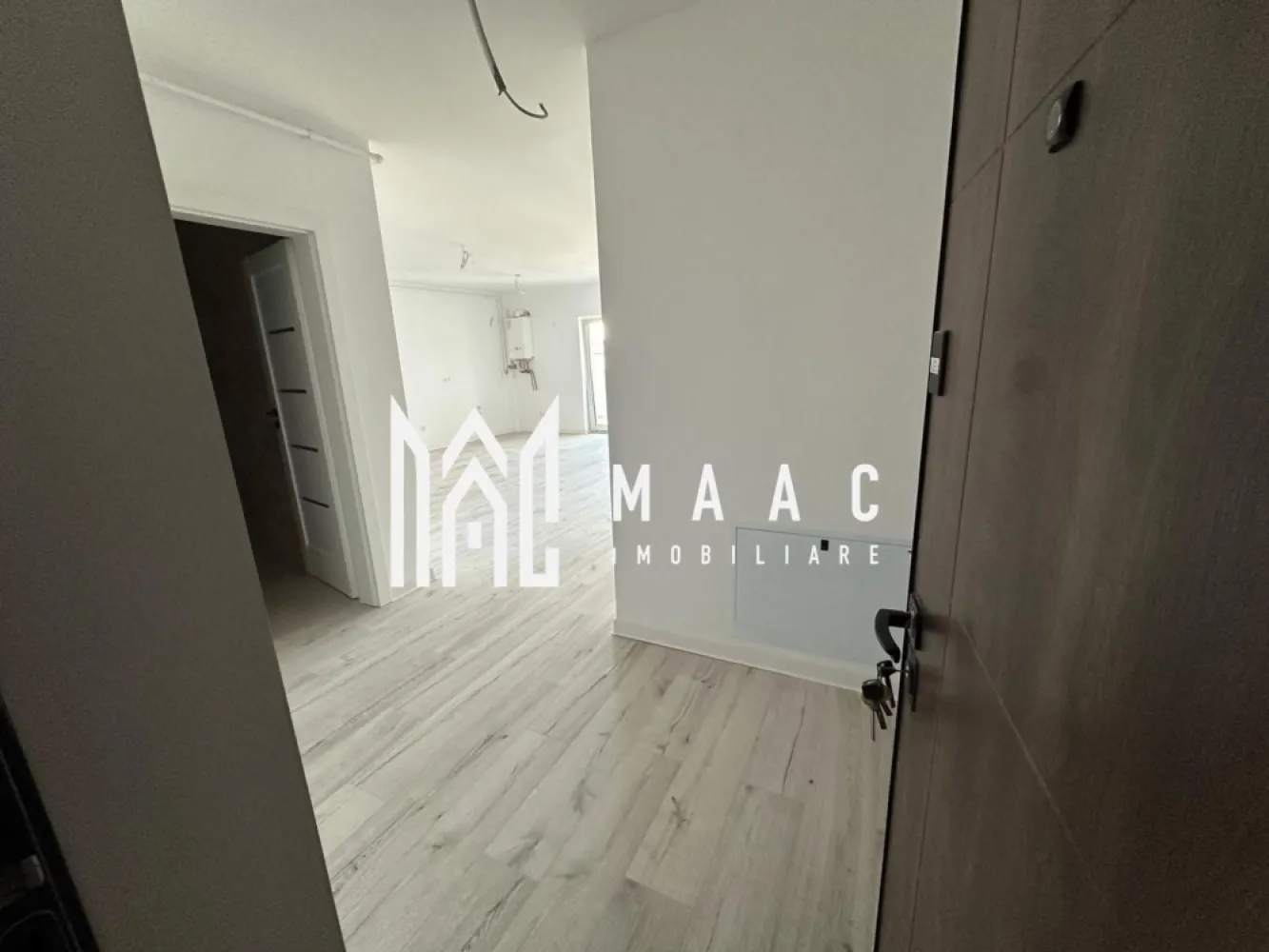 Apartament 2 camere | Doamna Stanca, Selimbar | etaj 1, balcon, parcare - Apartament cu 2 camere de vânzare în zona Doamna Stanca din Șelimbăr, amplasat la etajul 1 într-un bloc nou finalizat în 2025. Locuința are 53,65 mp utili, balcon și loc de parcare inclus, fiind o opțiune practică pentru mutare într-un ansamblu rezidențial nou.

Detalii proprietate:
• Suprafață utilă: 53,65 mp
• Compartimentare: living cu bucătărie open space, dormitor, baie și balcon
• Etaj 1
• An construcție: 2025
• Apartament cu 2 camere și 1 dormitor
• 1 baie și 1 bucătărie
• Loc de parcare inclus
• Acces în parcare cu barieră
• Bloc nou

Zonă și acces:
Proprietatea este situată în zona Doamna Stanca, cu acces facil către centre comerciale, magazine și puncte de interes. Amplasarea oferă conexiune rapidă către zonele de interes din Șelimbăr și Sibiu.

Pentru detalii suplimentare sau pentru stabilirea unei vizionări, contactați echipa MAAC Imobiliare și menționați Cod anunț CP3174053.