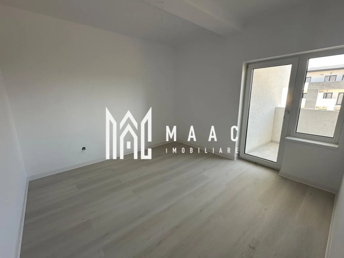 Apartament 2 camere | Doamna Stanca, Șelimbăr | 38,8 mp, balcon, parcare - Apartament cu 2 camere de vânzare în zona Doamna Stanca, Șelimbăr, situat la etajul 2 într-un imobil construit în 2025. Proprietatea are 38,8 mp utili, balcon și loc de parcare, într-un bloc nou cu acces în parcare prin barieră.

Detalii proprietate:
• Suprafață utilă: 38,8 mp
• Compartimentare interioară: living open space cu bucătăria, dormitor, baie și balcon
• Etaj: 2
• An construcție imobil: 2025
• 1 baie și 1 bucătărie
• 1 loc de parcare inclus
• Accesul în parcare se face cu barieră

Zonă și acces:
Apartamentul este amplasat în zona Doamna Stanca, o zonă în continuă dezvoltare, cu acces facil către centre comerciale, magazine și alte puncte de interes.

Cod anunț CP3174048. Contactați echipa MAAC Imobiliare pentru detalii suplimentare și programarea unei vizionări.