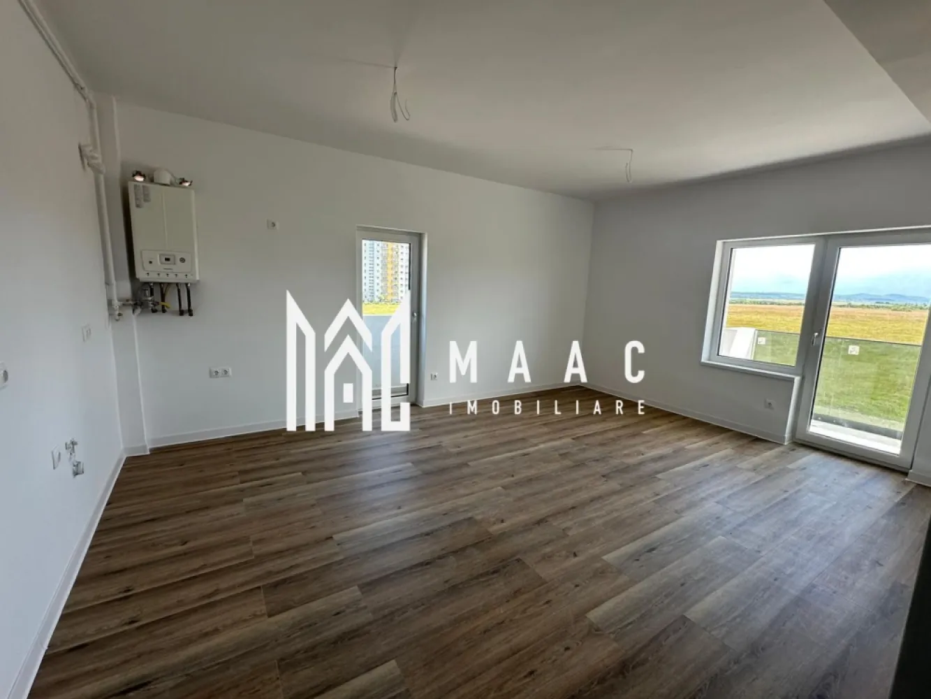Apartament 3 camere | Doamna Stanca, Selimbar | 65,75 mp, parcare - Apartament cu 3 camere de vânzare în zona Doamna Stanca din Șelimbăr, situat într-un bloc nou finalizat în 2025. Proprietatea are 65,75 mp utili, este amplasată la etajul 2 și include loc de parcare.

Detalii proprietate:
• Suprafață utilă: 65,75 mp
• Compartimentare: living și bucătărie separate, închise cu ușă, 2 dormitoare, 1 baie
• Etaj: 2
• Bloc nou, an construcție 2025
• Loc de parcare inclus
• Balcon generos

Zonă și acces:
Apartamentul este situat în zona Doamna Stanca, o zonă în continuă dezvoltare, cu acces facil către centre comerciale și mijloace de transport. Poziționarea oferă acces rapid către punctele de interes din Șelimbăr și Sibiu.

Cod anunț CP3173975. Contactați-ne pentru informații suplimentare și pentru programarea unei vizionări.