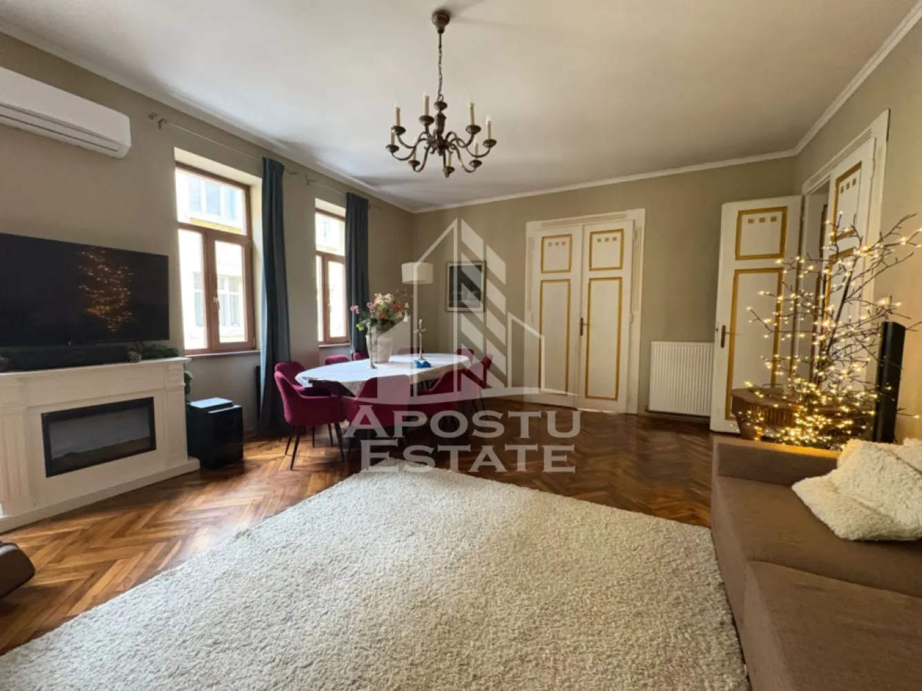 Apartament 3 camere etaj intermediar in zona Iosefin, Timisoara - Apostu Estate vă prezintă spre vânzare un apartament, amplasat în inima cartierului Iosefin din Timisoara.

Situat la etajul 1 al unei clădiri istorice cu arhitectură remarcabilă și doar câțiva locatari, acest apartament impresionează prin spațiile generoase, tavanele înalte și detaliile autentice atent păstrate. Cu o suprafață utilă de 118 mp, proprietatea oferă confortul unei locuințe premium într-un cadru plin de personalitate.

Compartimentare:

Hol de acces generos, cu o atmosferă primitoare;
Living spațios și luminos, cu acces direct la balcon;
Dormitor matrimonial 
Dormitor secundar, ideal pentru cameră de copil, birou sau spațiu pentru oaspeți;
Bucătărie complet mobilată și utilată;
Două băi;
Debara pentru depozitare;
Boxă la demisol, înscrisă în Cartea Funciară.

Beneficii suplimentare:

Magazie amplasată în curtea interioară a imobilului, aflată în folosință exclusivă, ideală pentru depozitarea bicicletelor, motocicletelor sau a altor obiecte voluminoase;
Terasă aflată în folosință la intrarea în apartament, perfectă pentru amenajarea unui spațiu de relaxare.

Avantaje:

Luminozitate excelentă pe tot parcursul zilei;
Clădire cu număr redus de locatari, oferind liniște și intimitate;
Poziționare excelentă, în apropierea mijloacelor de transport, școlilor, restaurantelor, magazinelor și zonelor verzi.

Preț: 219.000 Euro 

O locuință cu personalitate, ideală pentru cei care apreciază farmecul arhitecturii istorice fără a renunța la confortul modern.

Vă invităm la o vizionare pentru a descoperi toate atuurile acestei proprietăți deosebite.