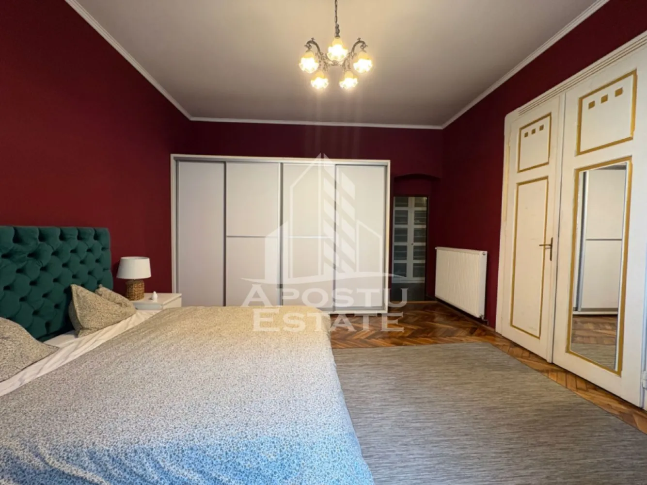 Apartament 3 camere etaj intermediar in zona Iosefin, Timisoara - Apostu Estate vă prezintă spre vânzare un apartament, amplasat în inima cartierului Iosefin din Timisoara.

Situat la etajul 1 al unei clădiri istorice cu arhitectură remarcabilă și doar câțiva locatari, acest apartament impresionează prin spațiile generoase, tavanele înalte și detaliile autentice atent păstrate. Cu o suprafață utilă de 118 mp, proprietatea oferă confortul unei locuințe premium într-un cadru plin de personalitate.

Compartimentare:

Hol de acces generos, cu o atmosferă primitoare;
Living spațios și luminos, cu acces direct la balcon;
Dormitor matrimonial 
Dormitor secundar, ideal pentru cameră de copil, birou sau spațiu pentru oaspeți;
Bucătărie complet mobilată și utilată;
Două băi;
Debara pentru depozitare;
Boxă la demisol, înscrisă în Cartea Funciară.

Beneficii suplimentare:

Magazie amplasată în curtea interioară a imobilului, aflată în folosință exclusivă, ideală pentru depozitarea bicicletelor, motocicletelor sau a altor obiecte voluminoase;
Terasă aflată în folosință la intrarea în apartament, perfectă pentru amenajarea unui spațiu de relaxare.

Avantaje:

Luminozitate excelentă pe tot parcursul zilei;
Clădire cu număr redus de locatari, oferind liniște și intimitate;
Poziționare excelentă, în apropierea mijloacelor de transport, școlilor, restaurantelor, magazinelor și zonelor verzi.

Preț: 219.000 Euro 

O locuință cu personalitate, ideală pentru cei care apreciază farmecul arhitecturii istorice fără a renunța la confortul modern.

Vă invităm la o vizionare pentru a descoperi toate atuurile acestei proprietăți deosebite.