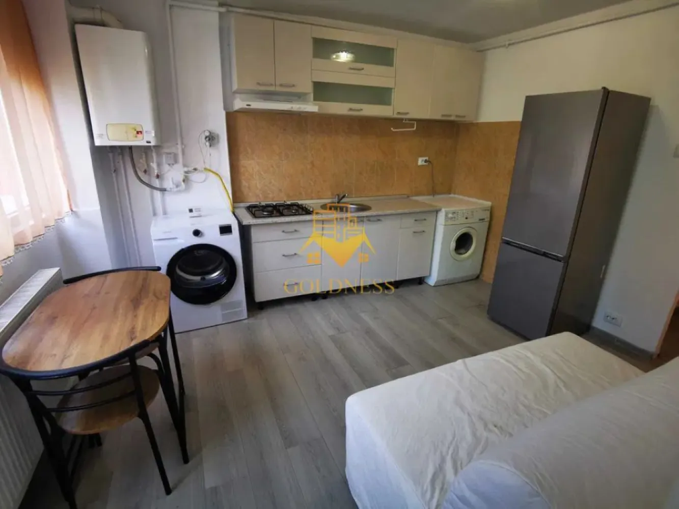 2 camere open space, Zorilor, Louis Pateur, UMF UTCN, USAMV - GOLDNESS Imobiliare vă propune spre închiriere un apartament cu 2 camere complet mobilat și utilat, la etajul 1 într-un imobil de 4 etaje, în Cartierul Zorilor.
Se află în apropierea stațiilor de transport în comun, magazine, restaurante, spații verzi, farmacii, etc. 

Apartamentul este compartimentat astfel:
 - dormitor cu pat matrimonial, dressing, noptiere, birou
 - living cu bucatarie open space complet utilată și mobilată, canapea extensibilă, loc de servit masa 
 - baie cu dus walk-in, calorifer port prosop și dulap pentru depozitare.

Imobilul este dotat cu toate cele necesare- centrală proprie, frigider, aragaz, hotă, mașină de spălat haine, etc. 

Dacă sunteți interesați de acest apartament și doriți să îl vizionați, dar și pentru alte oferte nu ezitați să ne contactați telefonic sau prin e-mail. Vă stăm la dispoziție!
Pentru intermediere se percepe un comision de 50% din prețul chiriei!