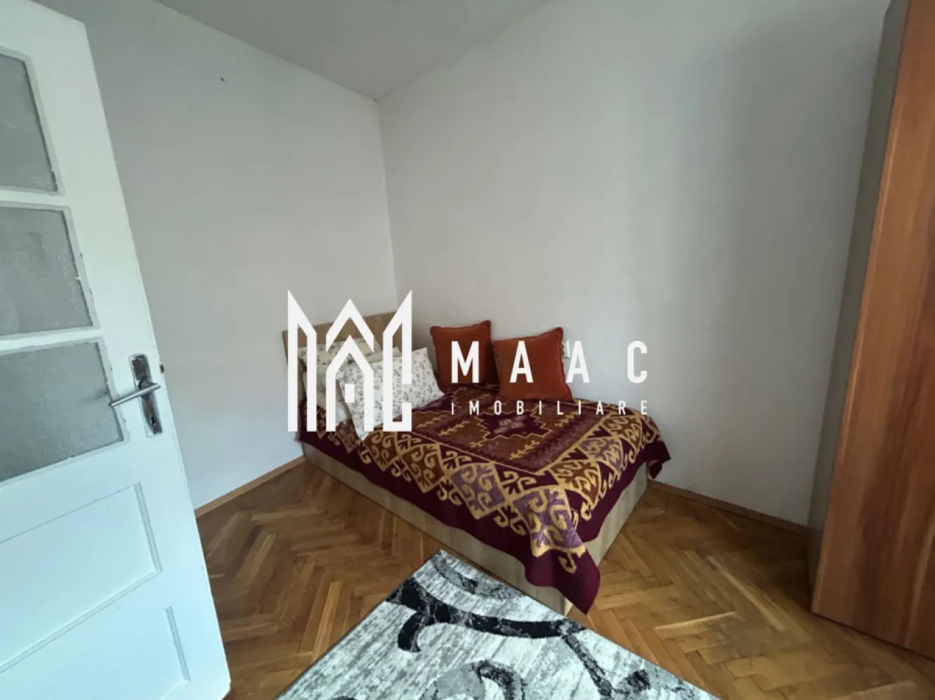 Apartament 4 camere decomandat | Ultracentral Sibiu | 100 mp, etaj 2 - Apartament cu 4 camere decomandat de închiriat în zona Ultracentrală din Sibiu, cu 100 mp utili, situat la etajul 2 al unui imobil cu 2 niveluri. Proprietatea este complet mobilată și utilată, disponibilă pentru mutare imediată și potrivită pentru locuire pe termen lung.

Detalii proprietate:
• Suprafață utilă: 100 mp
• Suprafață construită: 120 mp
• Compartimentare: 4 camere decomandate
• Configurație: living, 3 dormitoare, bucătărie, baie, balcon și pivniță
• Etaj 2 din 2
• Stare interioară: bună
• An construcție: 1930
• Confort 1
• Imobil finalizat
• Complet mobilat și utilat

Zonă și acces:
Apartamentul este amplasat în zona Ultracentrală a Sibiului, la câteva minute de mers pe jos de centrul istoric. Accesul este rapid către restaurante, cafenele, instituții publice, zone comerciale, școli, grădinițe și mijloace de transport, ceea ce face proprietatea practică pentru viața de zi cu zi în oraș.

Cod anunț CP3174239. Contactați-ne pentru o vizionare și pentru detalii suplimentare despre această proprietate disponibilă spre închiriere pe termen lung.