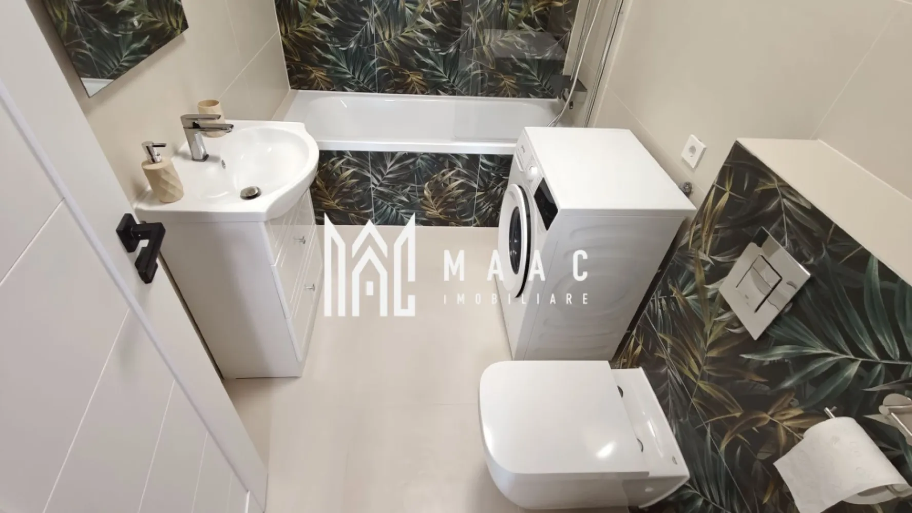 Apartament 3 camere decomandat | Nord-Vest Sibiu | 70 mp, 2 băi, parcare - Apartament cu 3 camere decomandat de închiriat în zona Nord-Vest din Sibiu, pe Calea Șurii Mici, cu 70 mp utili, 2 băi, 2 balcoane și loc de parcare. Proprietatea este la prima închiriere, într-un imobil finalizat în 2023, și se oferă mobilată și utilată.

Detalii proprietate:
• Suprafață utilă: 70 mp (suprafață construită 84 mp)
• Compartimentare: living cu acces către balcon, 2 dormitoare, bucătărie închisă, 2 băi și hol de acces
• Etaj 1 din 6
• Bloc construit în 2023, construcție finalizată
• Stare interioară: finisat modern
• 2 balcoane
• Mobilat și utilat
• Al doilea dormitor poate fi mobilat în funcție de necesitățile chiriașului
• 1 loc de parcare inclus
• Confort 1

Apartamentul este amplasat pe Calea Șurii Mici, în zona Nord-Vest a Sibiului. Compartimentarea decomandată, cele 2 băi și cele 2 balcoane oferă o separare clară a spațiului de zi față de zona de odihnă, cu funcționalitate bună pentru locuire de zi cu zi.

Cod anunț CP3174240. Contactați-ne pentru o vizionare și pentru detalii suplimentare despre această proprietate disponibilă spre închiriere.