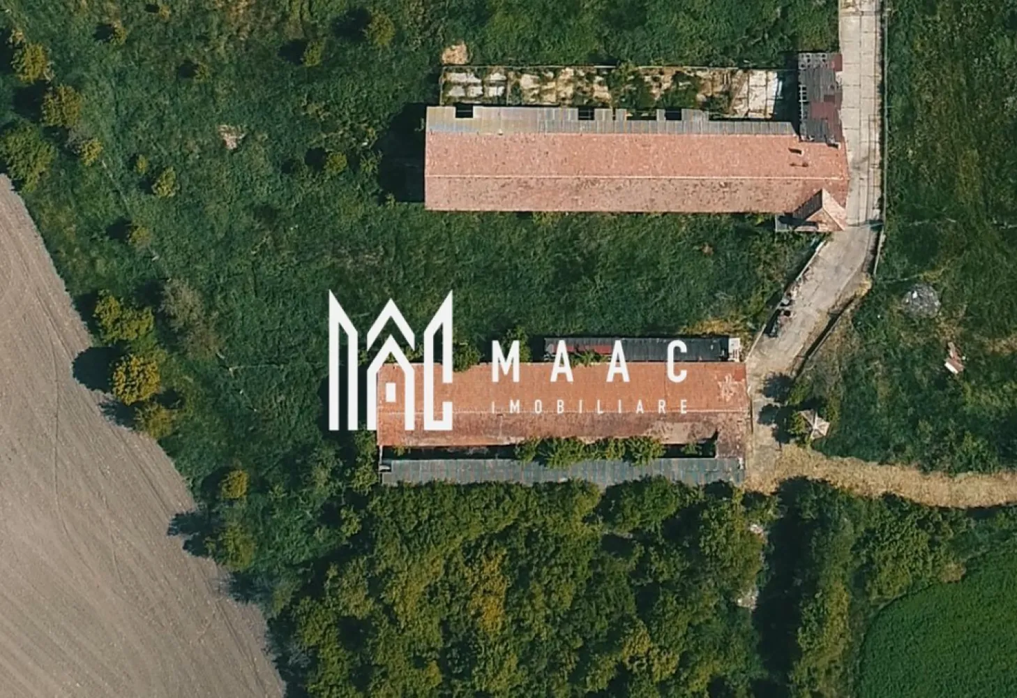 Teren intravilan I 63.980 mp I Front Stradal I Apoldu de Sus - MAAC Imobiliare propune spre vânzare un lot de teren intravilan situat în localitatea Apoldu de Sus, județul Sibiu, ideal pentru dezvoltări rezidențiale sau industriale.

Terenul are o suprafață generoasă de 63.980 mp, este drept, fără înclinație, și beneficiază de un front stradal de aproximativ 160 m, oferind multiple posibilități de parcelare sau dezvoltare.

Pe teren se află construcții tip hală pentru creșterea animalelor, care pot fi modernizate sau demolate, în funcție de necesitățile viitorului proprietar.

Utilități și facilități
Apă menajeră – racord existent
Electricitate trifazică – ideală pentru activități industriale
Supraveghere video
Acces auto pentru trafic ușor și greu, potrivit pentru logistică sau exploatare industrială

Proprietatea reprezintă o oportunitate excelentă atât pentru investiții, cât și pentru dezvoltări de amploare într-o zonă cu accesibilitate bună și potențial ridicat.

Pentru mai multe detalii contactați MAAC Imobiliare, specificând ID CP3112893.