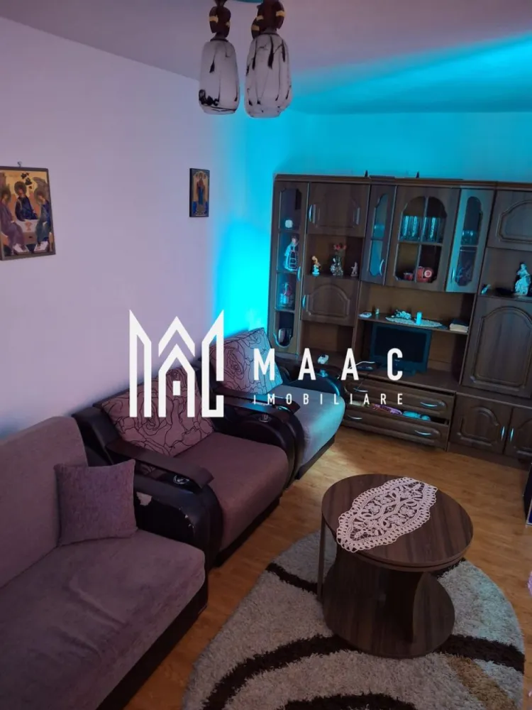 Apartament 3 camere decomandat | Terezian, Sibiu | 70 mp, parcare, 2 băi - Apartament cu 3 camere decomandat, situat în zona Terezian din Sibiu, cu 70 mp utili, 2 băi și loc de parcare subteran. Proprietatea este potrivită pentru locuire și pentru cei care caută o compartimentare practică, într-un imobil construit în 2011.

Detalii proprietate:
• Suprafață utilă: 70 mp
• Compartimentare: decomandat
• Configurație: living, 2 dormitoare, bucătărie separată, 2 băi
• Baie principală cu cadă cu hidromasaj și bideu
• Baie de serviciu cu cabină de duș și zonă de lavanderie
• Parter înalt, într-un imobil cu 4 etaje
• An construcție: 2011
• Stare interior: necesită renovare
• Status construcție: finisat
• Orientare: Sud-Est
• Confort 2
• Loc de parcare subteran, proprietate personală
• Debara aferentă locului de parcare

Zonă și acces:
Apartamentul este amplasat în Terezian, cu stație de autobuz la aproximativ 100 m și acces rapid către ieșirea spre autostradă. În apropiere se regăsesc magazine, școli, grădinițe și alte puncte de interes, iar poziționarea oferă conexiune bună către principalele artere ale orașului.

Contactați-ne pentru o vizionare și menționați Cod anunț CP3174191.