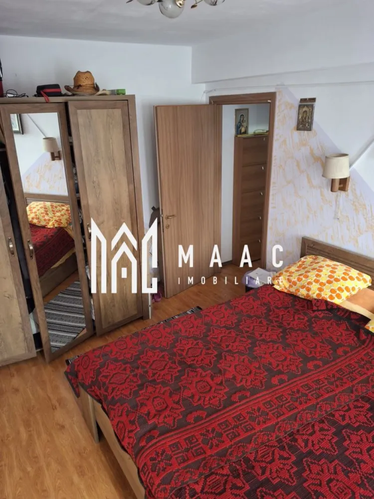 Apartament 3 camere decomandat | Terezian, Sibiu | 70 mp, parcare, 2 băi - Apartament cu 3 camere decomandat, situat în zona Terezian din Sibiu, cu 70 mp utili, 2 băi și loc de parcare subteran. Proprietatea este potrivită pentru locuire și pentru cei care caută o compartimentare practică, într-un imobil construit în 2011.

Detalii proprietate:
• Suprafață utilă: 70 mp
• Compartimentare: decomandat
• Configurație: living, 2 dormitoare, bucătărie separată, 2 băi
• Baie principală cu cadă cu hidromasaj și bideu
• Baie de serviciu cu cabină de duș și zonă de lavanderie
• Parter înalt, într-un imobil cu 4 etaje
• An construcție: 2011
• Stare interior: necesită renovare
• Status construcție: finisat
• Orientare: Sud-Est
• Confort 2
• Loc de parcare subteran, proprietate personală
• Debara aferentă locului de parcare

Zonă și acces:
Apartamentul este amplasat în Terezian, cu stație de autobuz la aproximativ 100 m și acces rapid către ieșirea spre autostradă. În apropiere se regăsesc magazine, școli, grădinițe și alte puncte de interes, iar poziționarea oferă conexiune bună către principalele artere ale orașului.

Contactați-ne pentru o vizionare și menționați Cod anunț CP3174191.