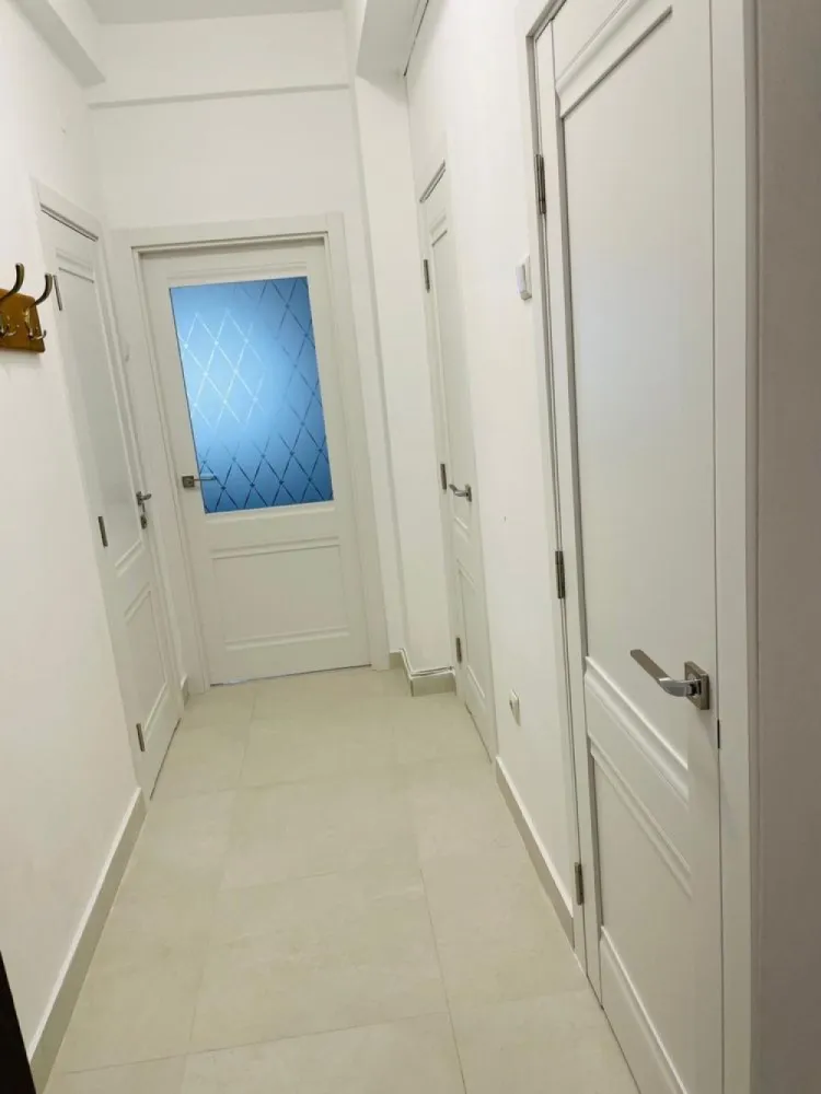 Inchiriere Garsoniera Piata Kogalniceanu - Ultracentral, Piața Mihail Kogălniceanu - garsonieră mobilata conf 1, etaj 1, prima inchiriere dupa renovare, obiecte sanitare noi Romstal Italia, electro menajere noi, usi noi, compusa din:
- camera 20mp
- ⁠baie, chicineta, debara
- ⁠boxa 
- loc parcare platibil