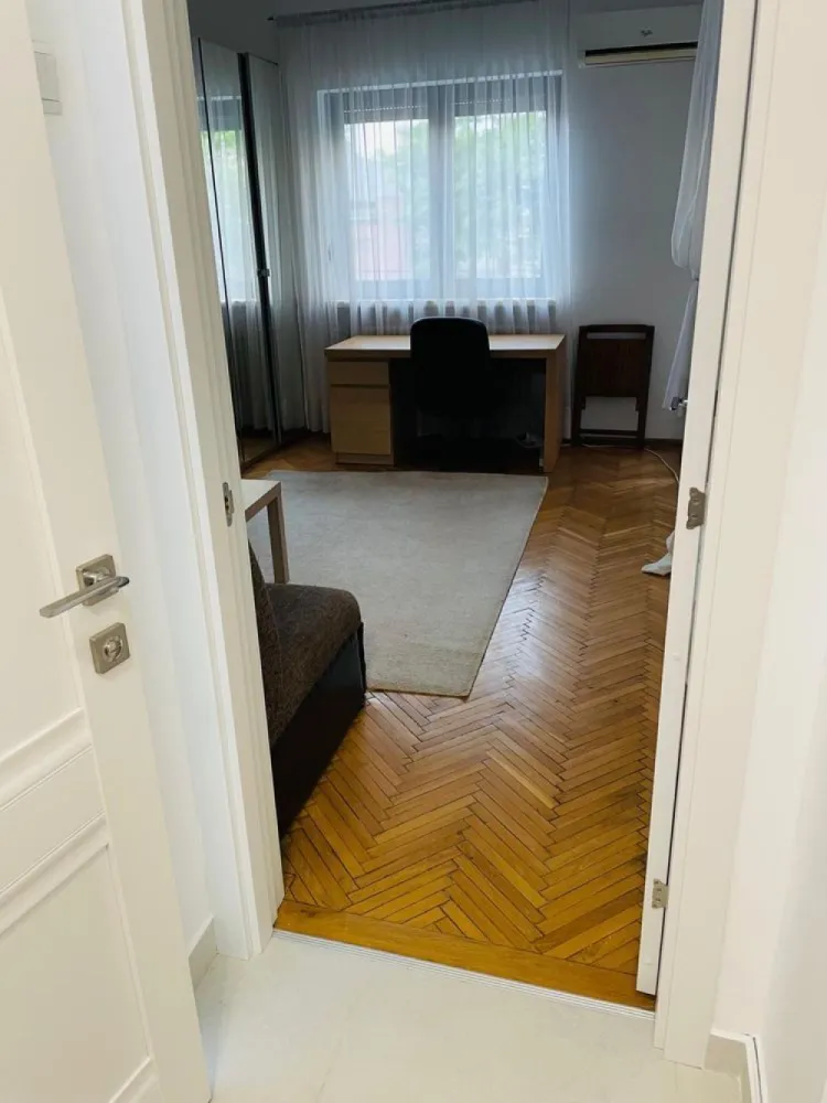 Inchiriere Garsoniera Piata Kogalniceanu - Ultracentral, Piața Mihail Kogălniceanu - garsonieră mobilata conf 1, etaj 1, prima inchiriere dupa renovare, obiecte sanitare noi Romstal Italia, electro menajere noi, usi noi, compusa din:
- camera 20mp
- ⁠baie, chicineta, debara
- ⁠boxa 
- loc parcare platibil