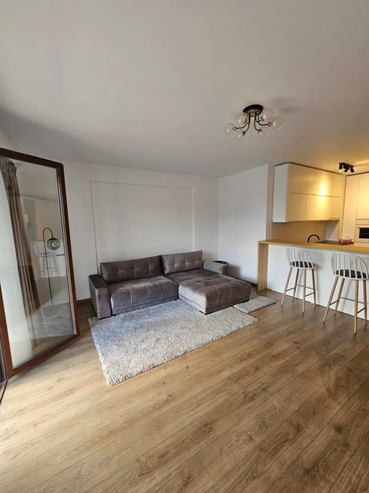 Garsoniera de inchiriat SOHO UNIRII - Ofer spre închiriere o garsoniera noua, moderna, tip open space, cu o suprafața utila de 47 mp și balcon de 10 mp, situata in Complexul Rezidențial Soho Unirii. Locatia beneficiaza de acces facil la trei stații de metrou: Unirii, Tineretului, Timpuri Noi și la STB. Garsoniera este amplasata la etajul 3 intr-un bloc cu 5 nivele care face parte dintr-un complex modern, ultracentral, bine întreținut.
Dotare: masina spalat rufe, plita inductie, cuptor, hota, AC. Costuri mici cu utilitatile - imobilul este incadrat in clasa A de eficienta energetica; incalzire prin pardoseala.
Preț: 600 euro/lună, contract de închiriere. Perioada minima de inchiriere: minim 1 an.