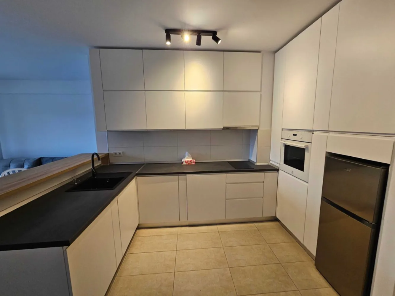 Garsoniera de inchiriat SOHO UNIRII - Ofer spre închiriere o garsoniera noua, moderna, tip open space, cu o suprafața utila de 47 mp și balcon de 10 mp, situata in Complexul Rezidențial Soho Unirii. Locatia beneficiaza de acces facil la trei stații de metrou: Unirii, Tineretului, Timpuri Noi și la STB. Garsoniera este amplasata la etajul 3 intr-un bloc cu 5 nivele care face parte dintr-un complex modern, ultracentral, bine întreținut.
Dotare: masina spalat rufe, plita inductie, cuptor, hota, AC. Costuri mici cu utilitatile - imobilul este incadrat in clasa A de eficienta energetica; incalzire prin pardoseala.
Preț: 600 euro/lună, contract de închiriere. Perioada minima de inchiriere: minim 1 an.