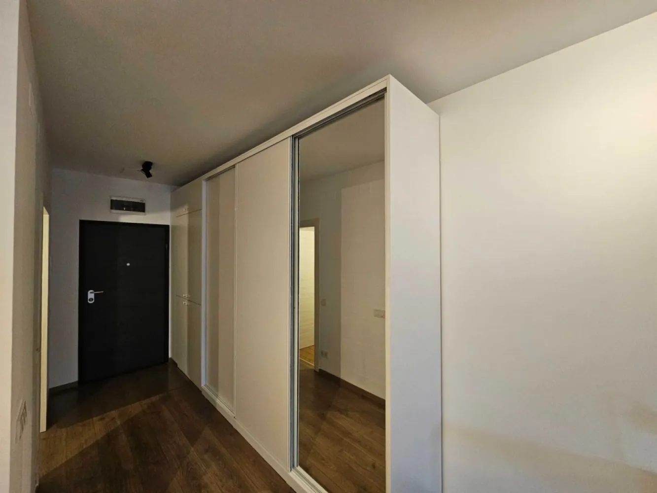 Garsoniera de inchiriat SOHO UNIRII - Ofer spre închiriere o garsoniera noua, moderna, tip open space, cu o suprafața utila de 47 mp și balcon de 10 mp, situata in Complexul Rezidențial Soho Unirii. Locatia beneficiaza de acces facil la trei stații de metrou: Unirii, Tineretului, Timpuri Noi și la STB. Garsoniera este amplasata la etajul 3 intr-un bloc cu 5 nivele care face parte dintr-un complex modern, ultracentral, bine întreținut.
Dotare: masina spalat rufe, plita inductie, cuptor, hota, AC. Costuri mici cu utilitatile - imobilul este incadrat in clasa A de eficienta energetica; incalzire prin pardoseala.
Preț: 600 euro/lună, contract de închiriere. Perioada minima de inchiriere: minim 1 an.