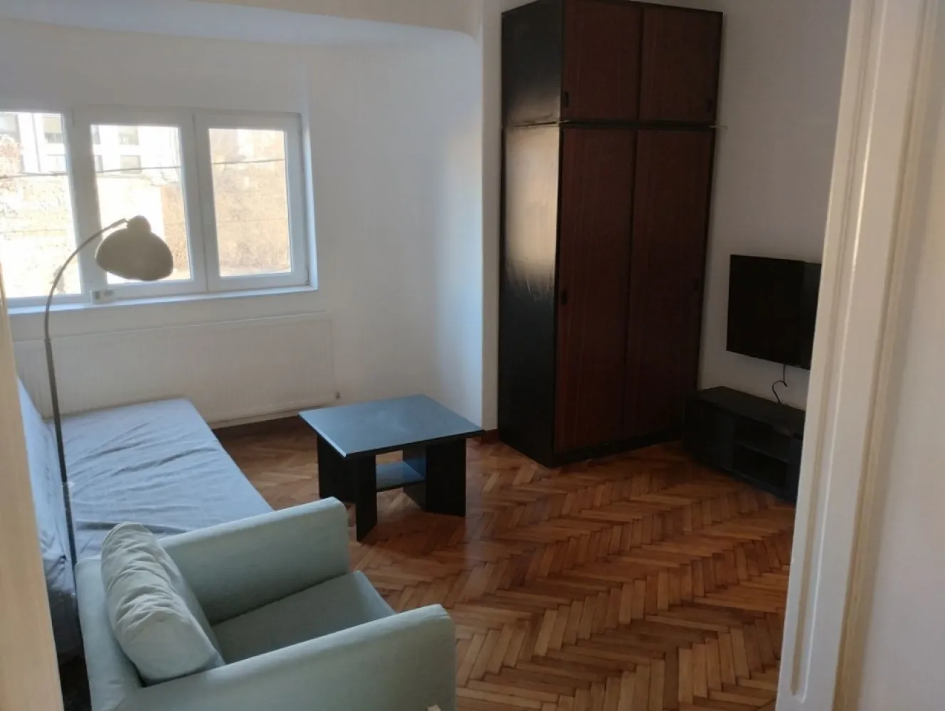 BRASADAS închiriază garsoniera la etajul 1/3 - Unirii. - Agenția imobiliara BRASADAS inchiriaza garsoniera et 1 din P+3 renovat/ mobilat /utilat NOU. 
Imobilul este fara bulina, cu 2 apartamente pe nivel.
Nu se accepta animale de companie. 
Varianta la pret de 450 euro avand incluse toate utilitile + administratia blocului sau 350 fara. 
La 20 minute până la metrou. 
Perioada minima 1 an.