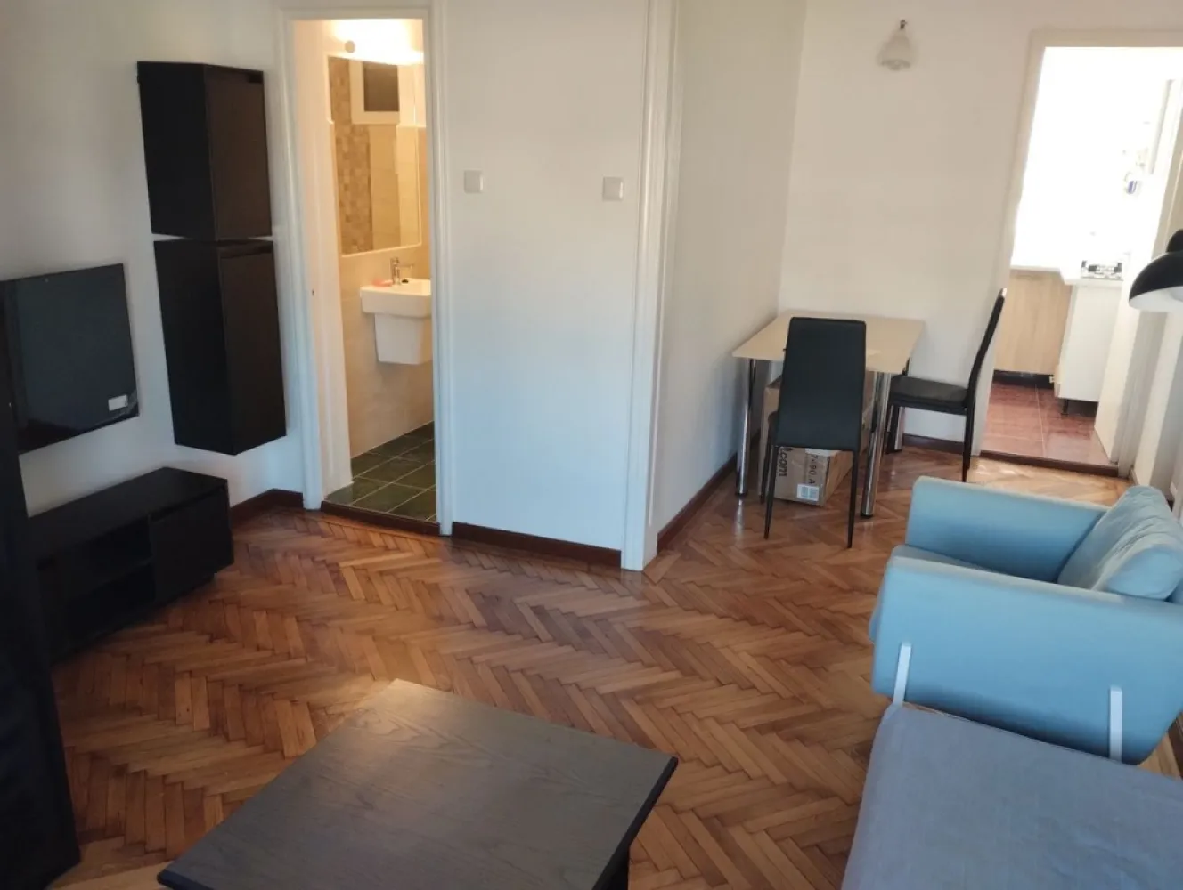 BRASADAS închiriază garsoniera la etajul 1/3 - Unirii. - Agenția imobiliara BRASADAS inchiriaza garsoniera et 1 din P+3 renovat/ mobilat /utilat NOU. 
Imobilul este fara bulina, cu 2 apartamente pe nivel.
Nu se accepta animale de companie. 
Varianta la pret de 450 euro avand incluse toate utilitile + administratia blocului sau 350 fara. 
La 20 minute până la metrou. 
Perioada minima 1 an.