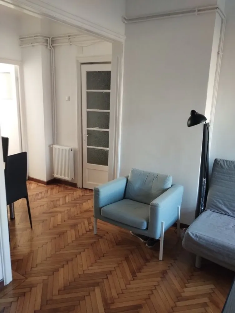 BRASADAS închiriază garsoniera la etajul 1/3 - Unirii. - Agenția imobiliara BRASADAS inchiriaza garsoniera et 1 din P+3 renovat/ mobilat /utilat NOU. 
Imobilul este fara bulina, cu 2 apartamente pe nivel.
Nu se accepta animale de companie. 
Varianta la pret de 450 euro avand incluse toate utilitile + administratia blocului sau 350 fara. 
La 20 minute până la metrou. 
Perioada minima 1 an.
