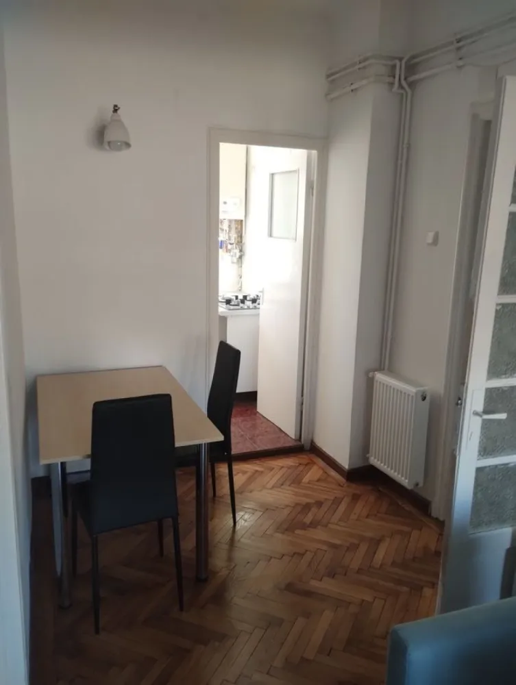 BRASADAS închiriază garsoniera la etajul 1/3 - Unirii. - Agenția imobiliara BRASADAS inchiriaza garsoniera et 1 din P+3 renovat/ mobilat /utilat NOU. 
Imobilul este fara bulina, cu 2 apartamente pe nivel.
Nu se accepta animale de companie. 
Varianta la pret de 450 euro avand incluse toate utilitile + administratia blocului sau 350 fara. 
La 20 minute până la metrou. 
Perioada minima 1 an.