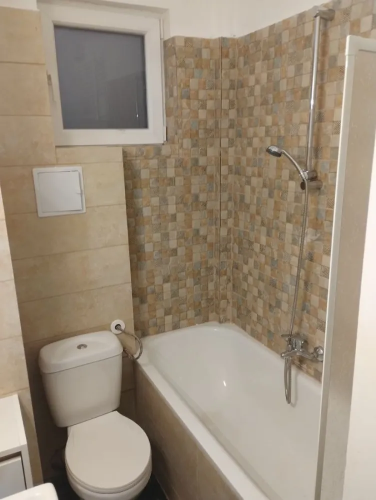 BRASADAS închiriază garsoniera la etajul 1/3 - Unirii. - Agenția imobiliara BRASADAS inchiriaza garsoniera et 1 din P+3 renovat/ mobilat /utilat NOU. 
Imobilul este fara bulina, cu 2 apartamente pe nivel.
Nu se accepta animale de companie. 
Varianta la pret de 450 euro avand incluse toate utilitile + administratia blocului sau 350 fara. 
La 20 minute până la metrou. 
Perioada minima 1 an.