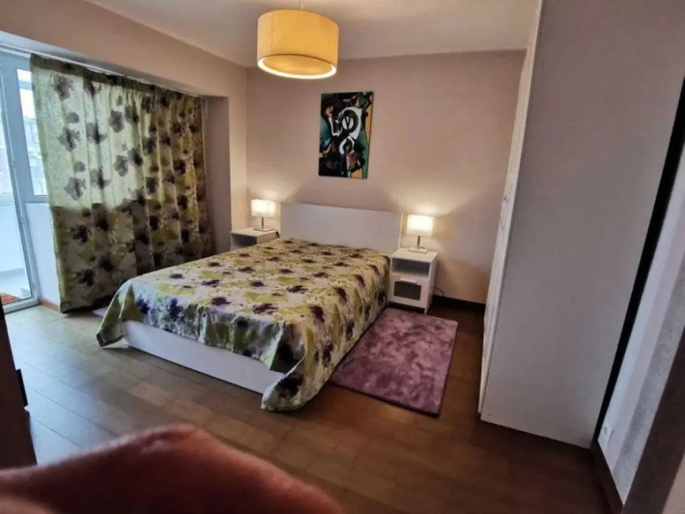 BRASADAS închiriază apartament doua camere langa TRIBUNAL Unirii 47. - Agentia imobiliara BRASADAS un apartament 2 camere, decomandat, mobilat nou si modern, de lux, proaspat renovat, in bloc monolit. Conditii excelente, scara impecabil intretinuta, supraveghere video 24 h. Apartament la etajul 6 din 8, renovat integral, in zona dezirabila, pe Bld Unirii langa Tribunal, 5 minute de metrou Unirii ,10 minute de Curtea de Apel si de Judecatoria sector 4 si sector 1, vedere spate panoramica deosebita, zona linistita. - suprafata utila 64mp + 4.5mp balcon inchis - bloc monolit cu 8 etaje finalizat in 1992, - bucatarie moderna, echipata cu frigider, aragaz, hota si contor de gaz - dormitor si sufragerie mari, luminoase - ferestre termopan la camere si la balconul inchis - aer conditionat in sufragerie - baie moderna cu bideu separat - masina de spalat rufe - multiple spatii de depozitare in 2 debarale si dulapuri - parchet in toate camerele - gresie si faianta in baie, bucatarie si hol - design modern.